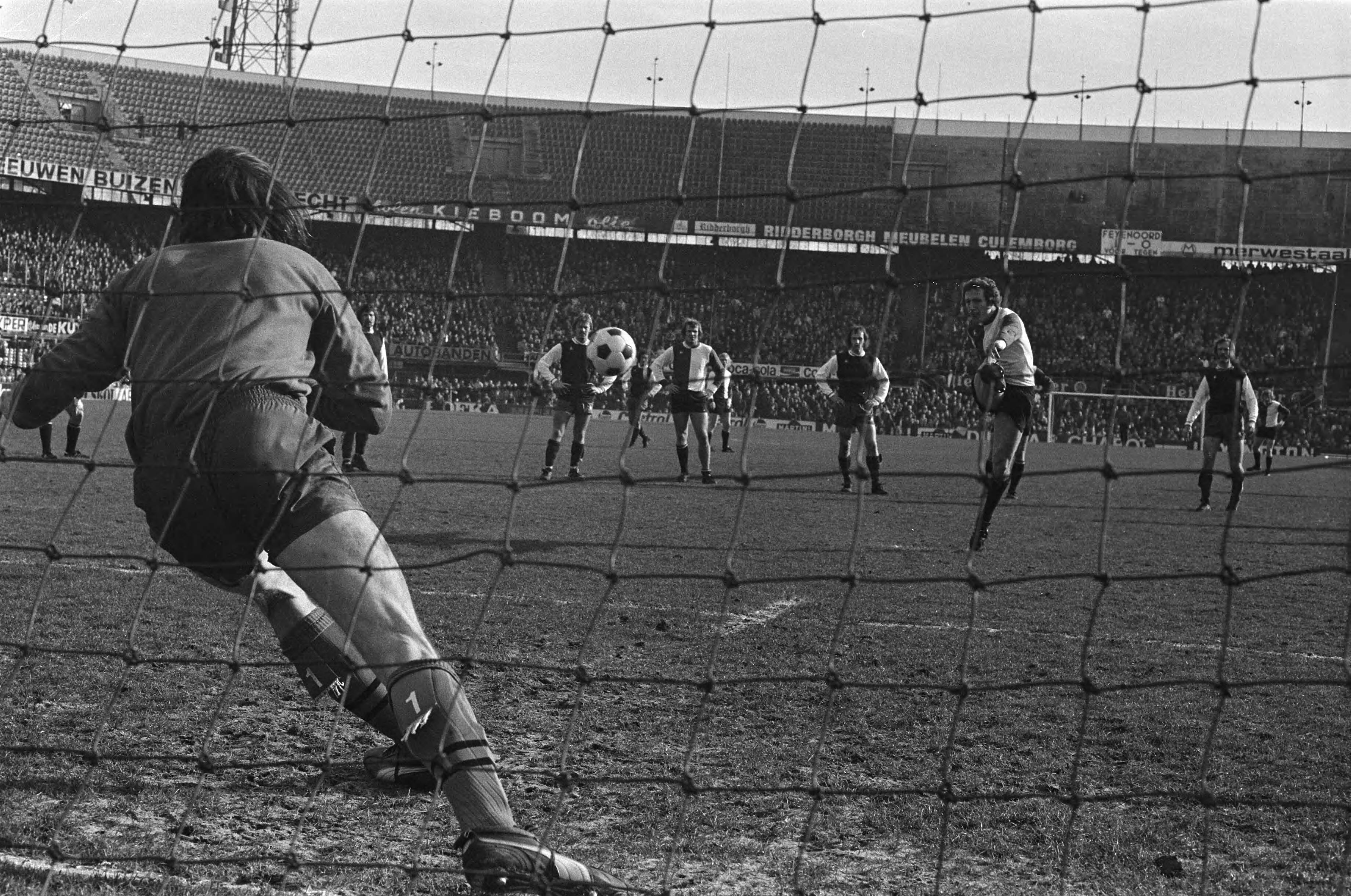 Fotocollectie Anefo — Feyenoord tegen Haarlem 4-0, Schneider scoort uit strafschop langs doelman Boersma — Foto: Peters, Hans / Anefo. Licentie: Set B: Rechtenvrij / Publiek Domein. Bron: Nationaal Archief. http://hdl.handle.net/10648/ac61c574-d0b4-102d-bcf8-003048976d84