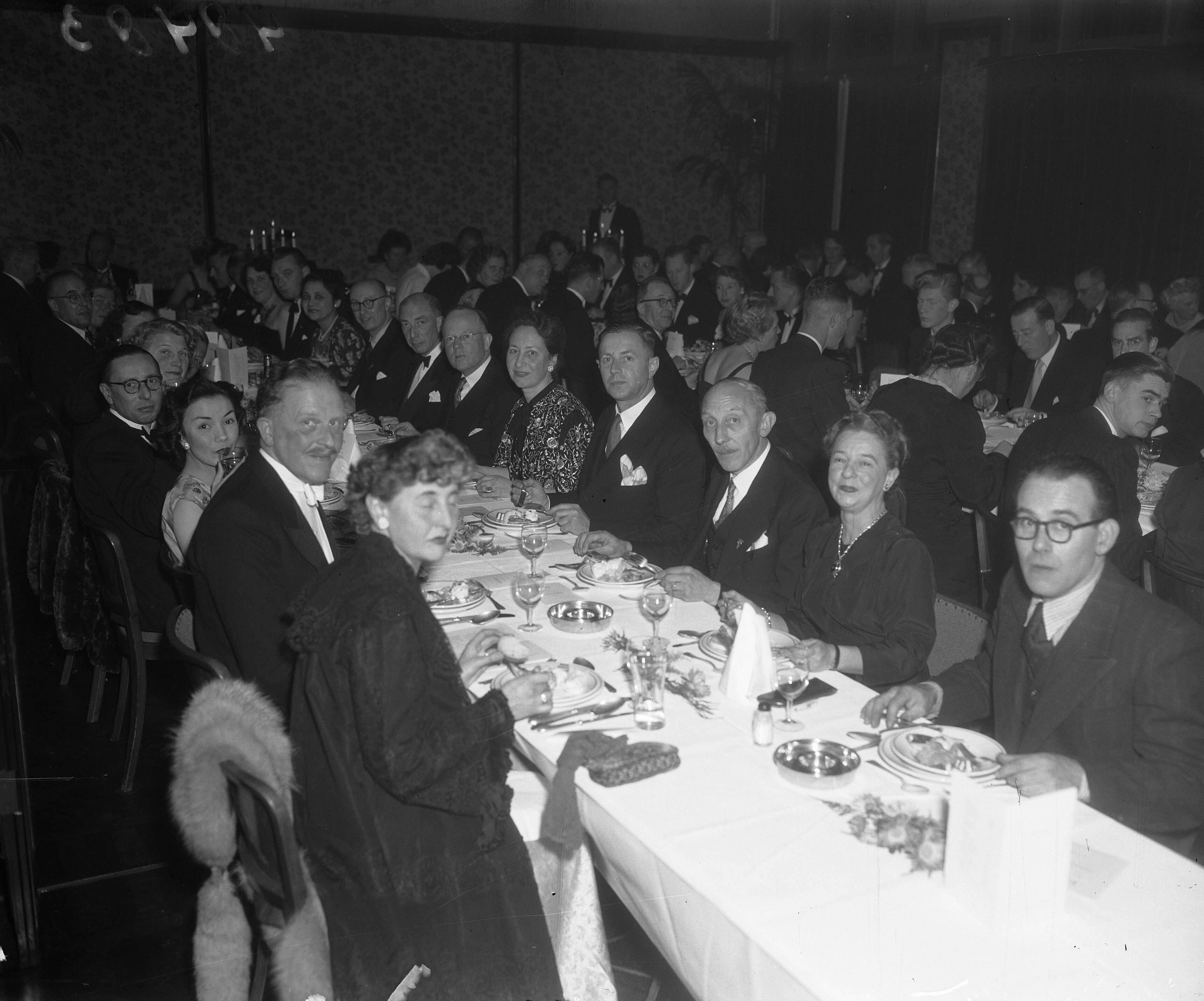 Jubileum HHV te Haarlem — Jubileum HHV te Haarlem. Diner — Foto: Duinen, H. van / Anefo. Licentie: Set B: Rechtenvrij / Publiek Domein. Bron: Nationaal Archief. http://hdl.handle.net/10648/a8f1e892-d0b4-102d-bcf8-003048976d84