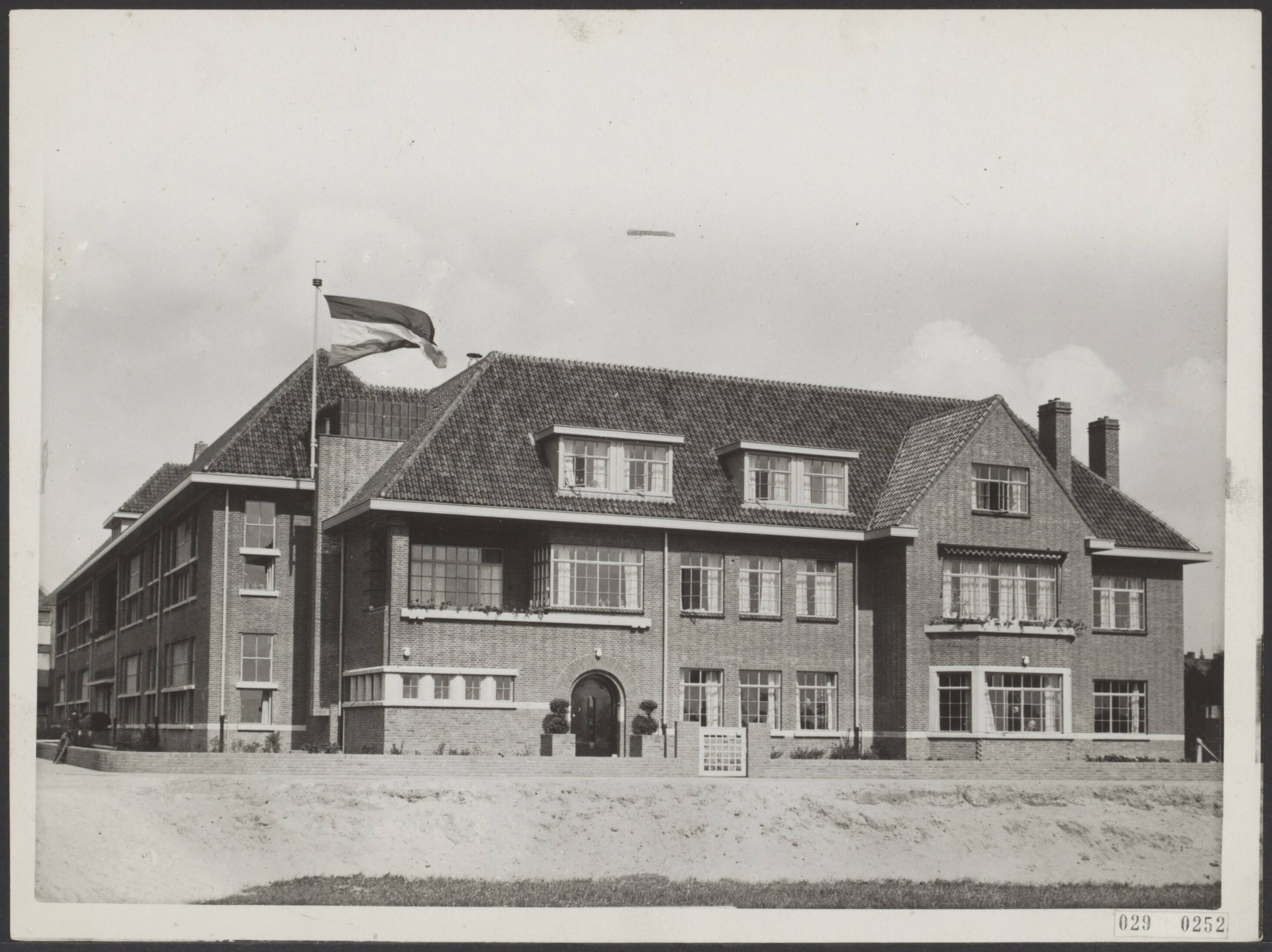 Fotocollectie Elsevier Binnenland — Het gebouw van de De Bredasche Kook- Huishoud en Industrieschool, op 23 mei 1934 geopend door minister Marchant — Foto: N.V. Polygoon. Licentie: Set B: Rechtenvrij / Publiek Domein. Bron: Nationaal Archief. http://hdl.handle.net/10648/ade1626a-d0b4-102d-bcf8-003048976d84