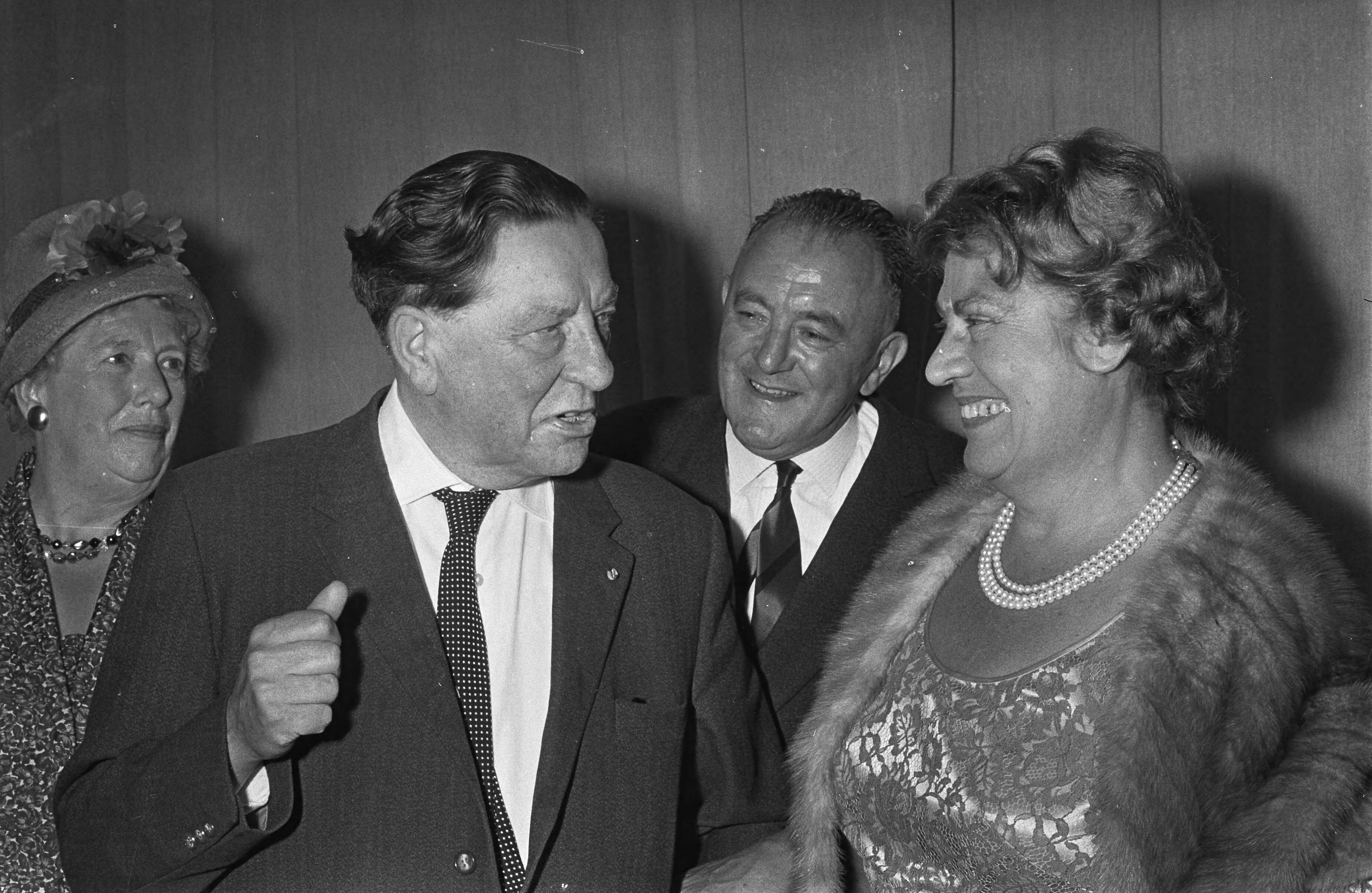 Fotocollectie Anefo — Receptie 40-jarig bestaan AVRO. Ida de Leeuw van Rees en oud-voorzitter Willem Vogt — Foto: Gelderen, Hugo van / Anefo. Licentie: Set B: Rechtenvrij / Publiek Domein. Bron: Nationaal Archief. http://hdl.handle.net/10648/aa3bddf2-d0b4-102d-bcf8-003048976d84