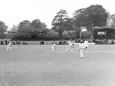 Fotocollectie Anefo — Cricket. Nederland tegen West-Indië — Foto: Noske, J.D. / Anefo. Licentie: Set B: Rechtenvrij / Publiek Domein. Bron: Nationaal Archief. http://hdl.handle.net/10648/a9633c54-d0b4-102d-bcf8-003048976d84