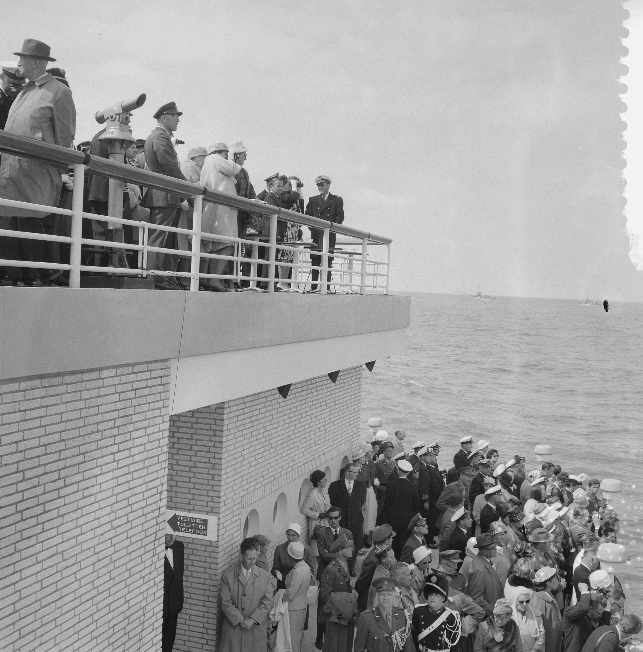 Fotocollectie Anefo — Vlootschouw Scheveningen. Koninklijk paar op de Pier — Foto: Lindeboom, Henk / Anefo. Licentie: Set B: Rechtenvrij / Publiek Domein. Bron: Nationaal Archief. http://hdl.handle.net/10648/a9dbc494-d0b4-102d-bcf8-003048976d84