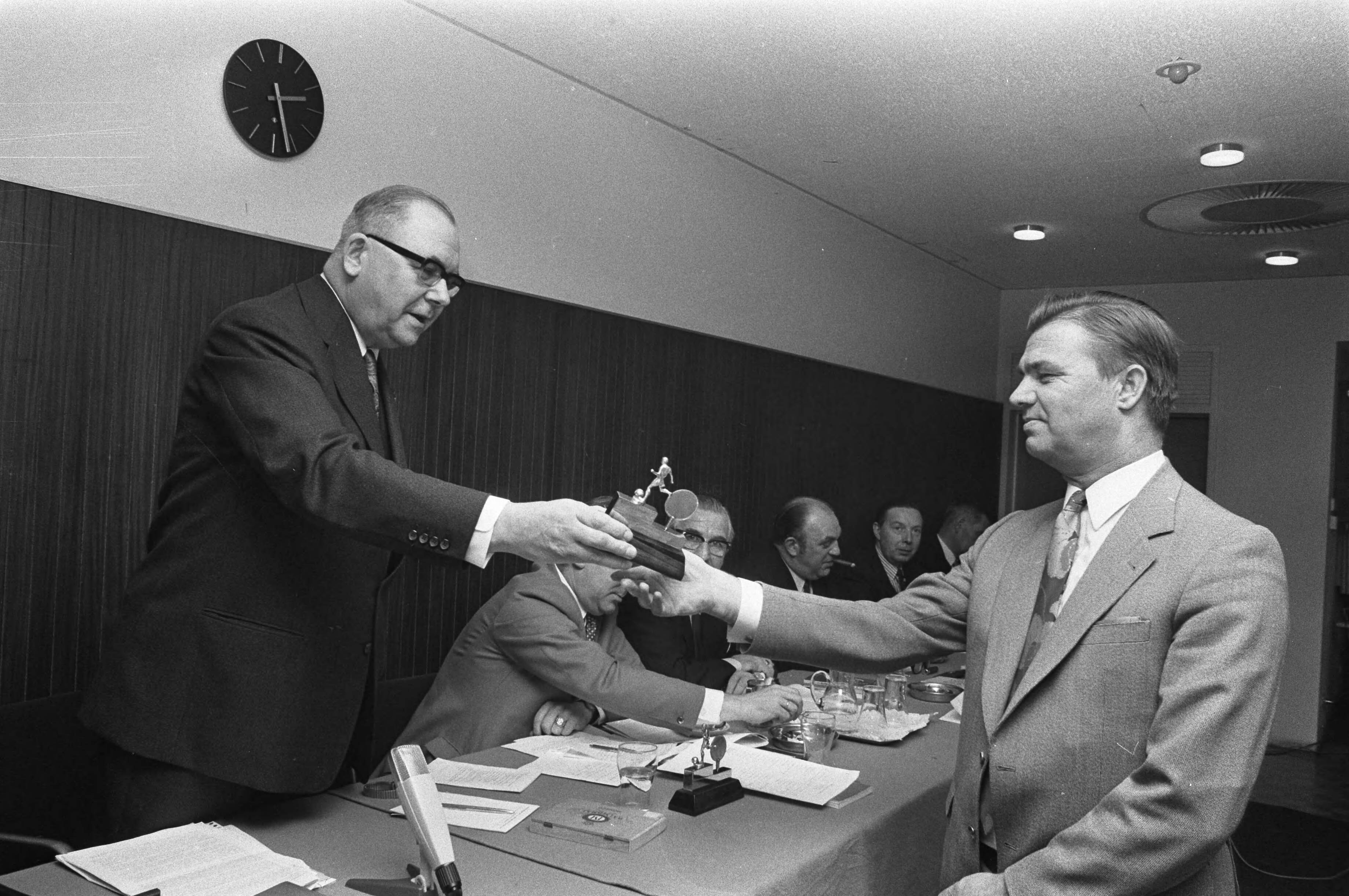 Fotocollectie Anefo — KNVB vergadering medailles aan Feyenoord, Ajax en Zwart Wit 28, Den Haag, (r) Vaandrager ( Zwart Wit voorzitter) ontvangt prijs — Foto: Mieremet, Rob / Anefo. Licentie: Set B: Rechtenvrij / Publiek Domein. Bron: Nationaal Archief. http://hdl.handle.net/10648/abd6ec88-d0b4-102d-bcf8-003048976d84