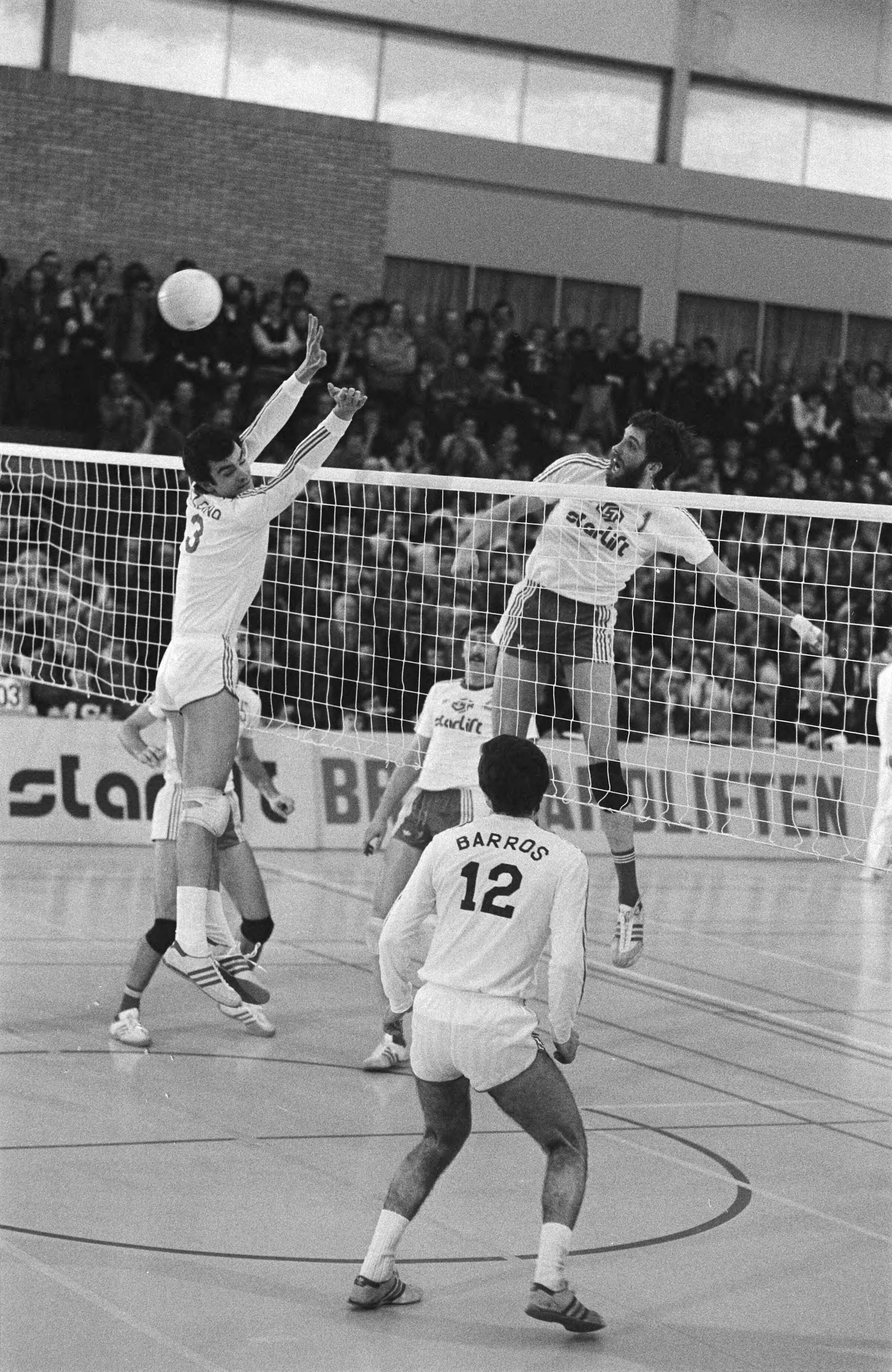 Fotocollectie Anefo — Volleybal Europacup landskampioen Starlift/Blokkeer tegen Real Madrid ; spelmomenten — Foto: Suyk, Koen / Anefo. Licentie: Set B: Rechtenvrij / Publiek Domein. Bron: Nationaal Archief. http://hdl.handle.net/10648/aca9a75e-d0b4-102d-bcf8-003048976d84