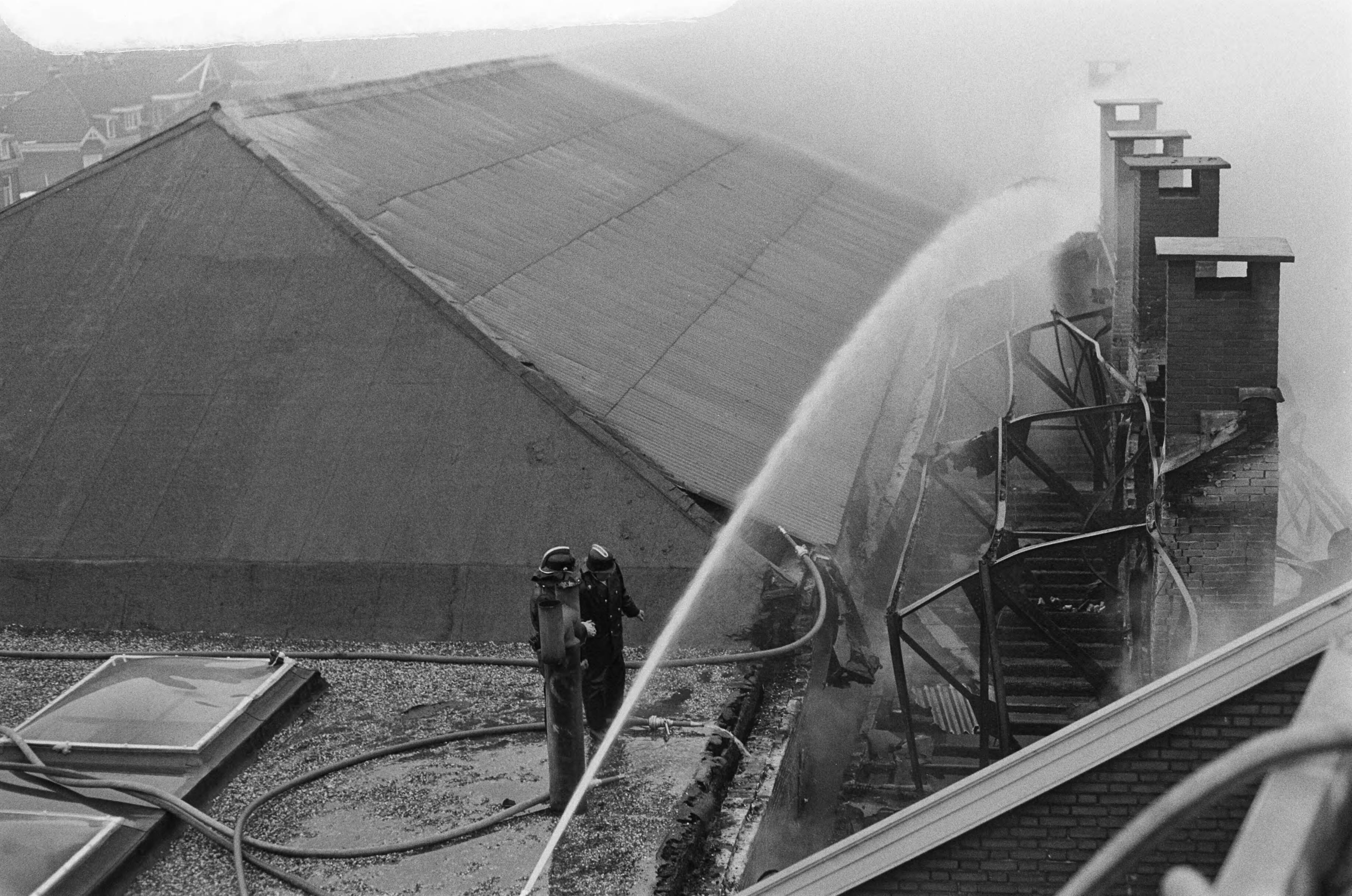 Fotocollectie Anefo — Brand in supermarkt te Haarlem — Foto: Peters, Hans / Anefo. Licentie: Set B: Rechtenvrij / Publiek Domein. Bron: Nationaal Archief. http://hdl.handle.net/10648/ac20d258-d0b4-102d-bcf8-003048976d84