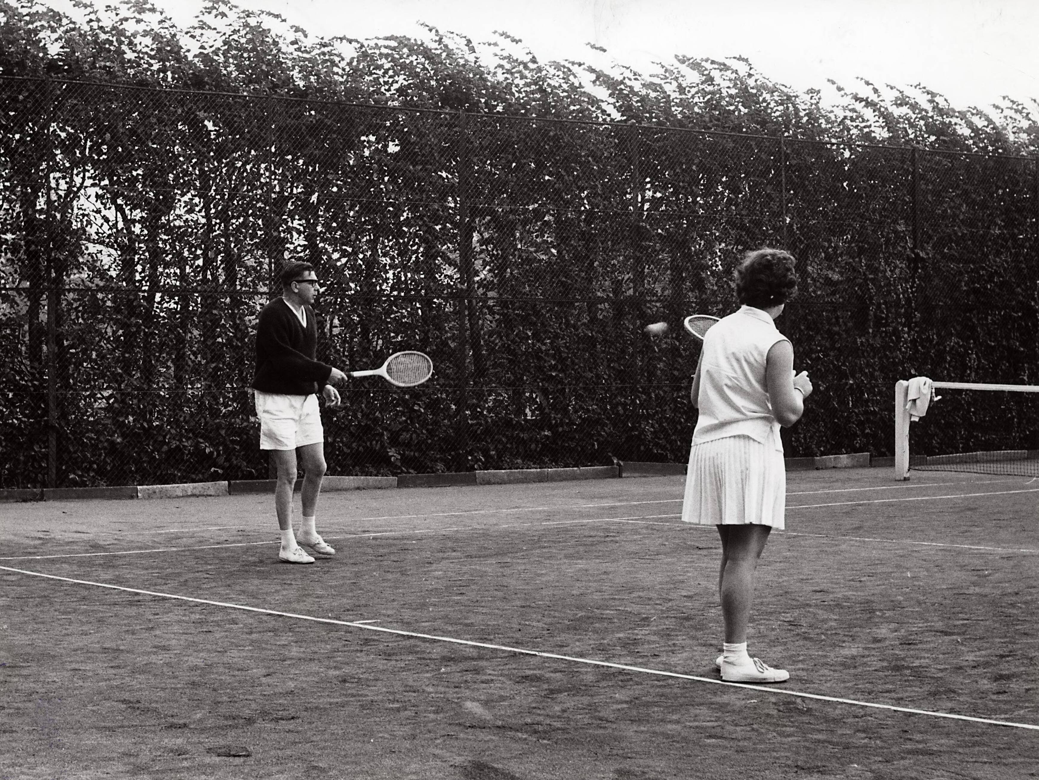 Sportactiviteiten personeel Drukkerij N.V. De Spaarnestad / Tennis — Serie: Spaarnestad personeel Tennis. Tenniswedstrijd Enschedé - Spaarnestad — Foto: Essenberg, Hans / Spaarnestad / Spaarnestad Photo (05887). Licentie: Set B: Rechtenvrij / Publiek Domein. Bron: Nationaal Archief. http://hdl.handle.net/10648/35429da6-3ee2-a382-e063-6df0900a6686