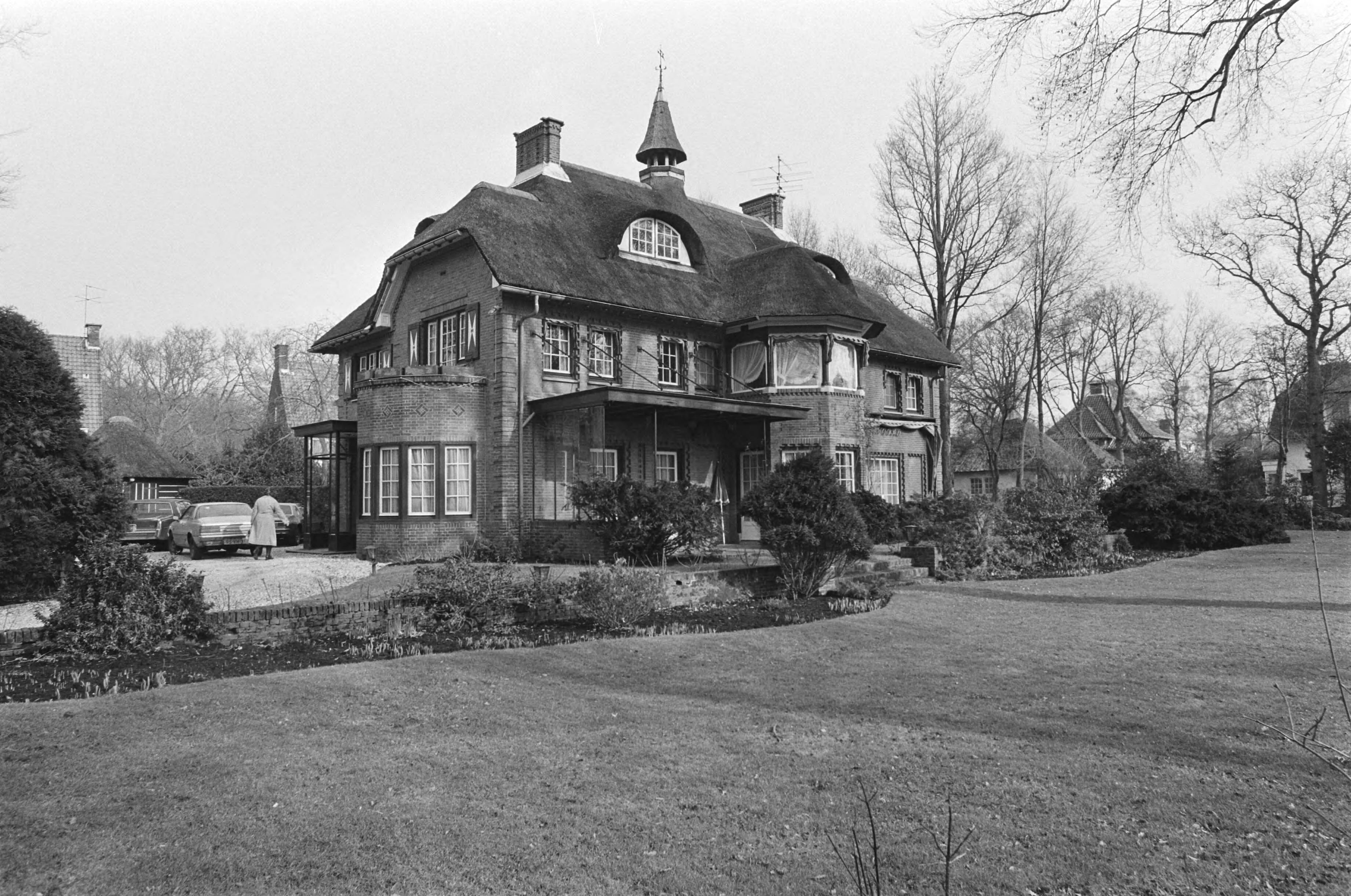 Fotocollectie Anefo — Kapitale villa van projectontwikkelaar Rijkers in Wassenaar die veel contacten onderhield met ex-notaris Sliss-Stroon zal waarschijnlijk verkocht worden / — Foto: Antonisse, Marcel / Anefo. Licentie: Set B: Rechtenvrij / Publiek Domein. Bron: Nationaal Archief. http://hdl.handle.net/10648/acf66062-d0b4-102d-bcf8-003048976d84