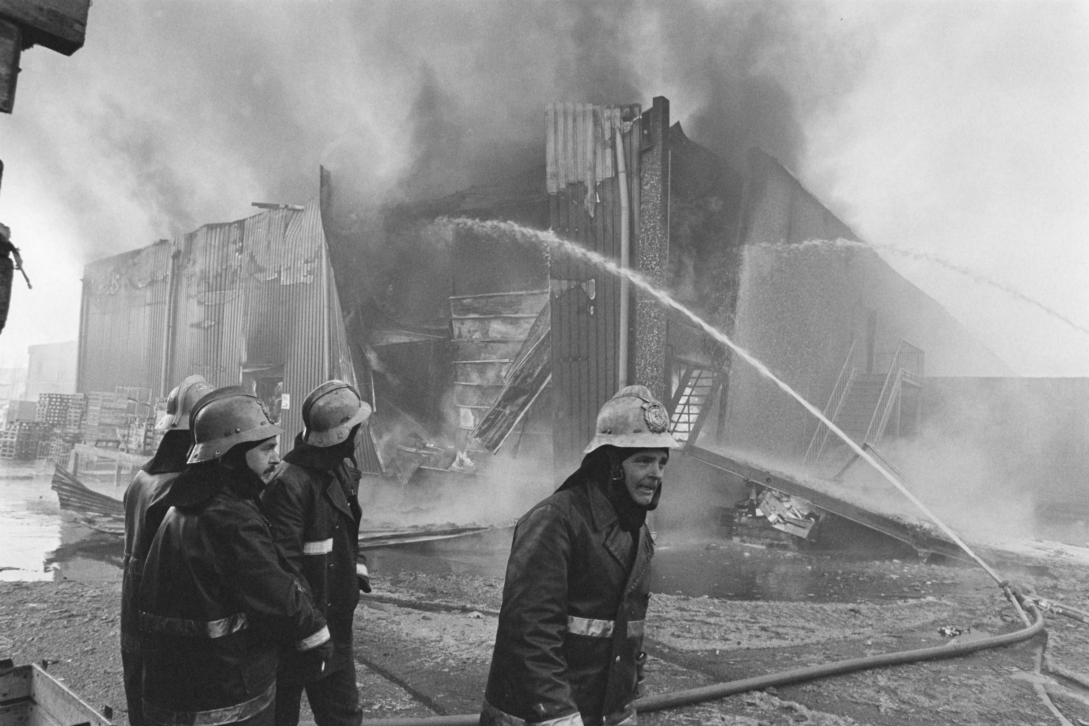 Fotocollectie Anefo — Brand in vestiging Makro in Nuth in Limburg — Foto: Bogaerts, Rob / Anefo. Licentie: Set B: Rechtenvrij / Publiek Domein. Bron: Nationaal Archief. http://hdl.handle.net/10648/ad5b4fd6-d0b4-102d-bcf8-003048976d84