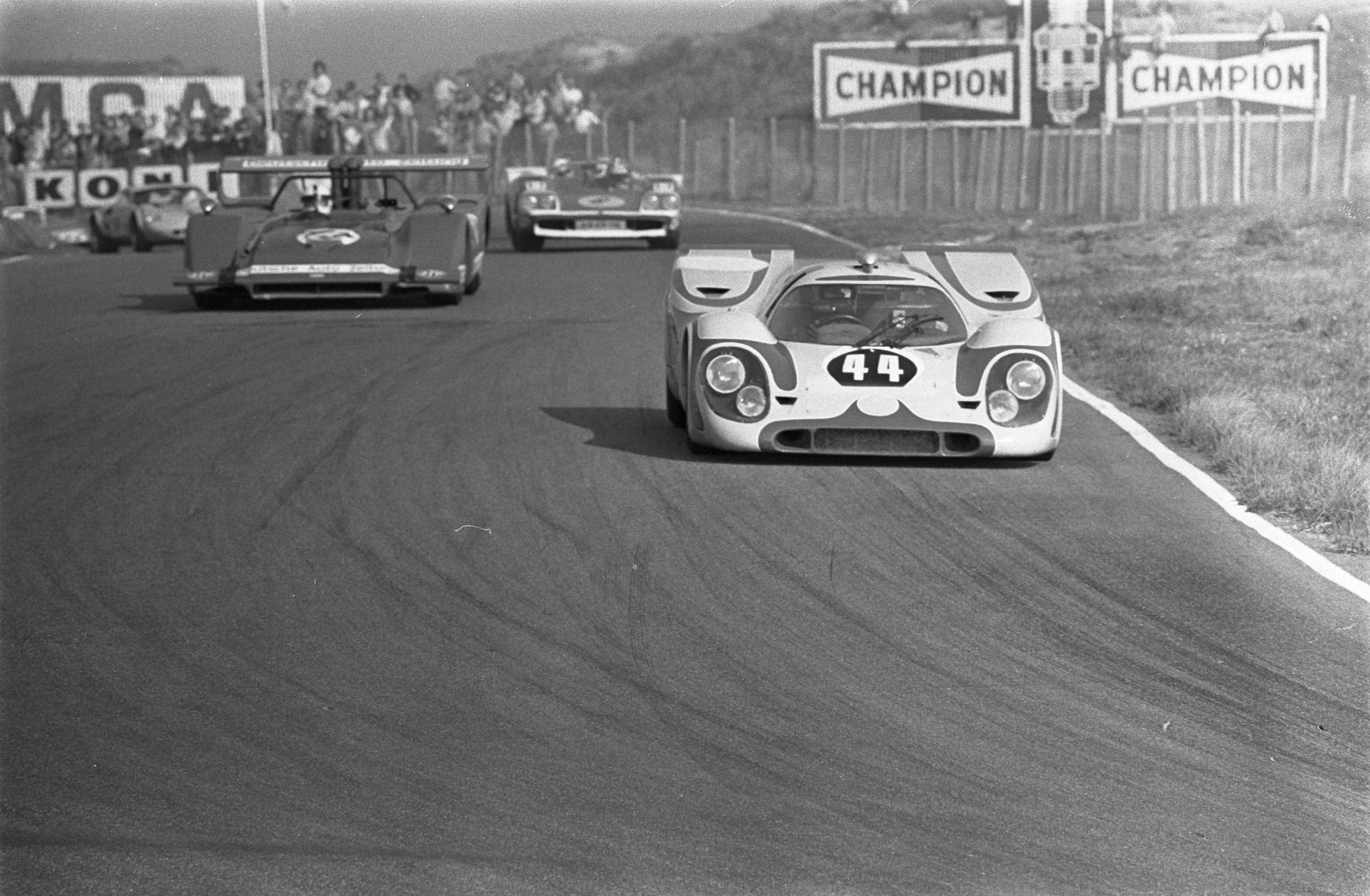 Fotocollectie Anefo — Trophy of the Dunes , Zandvoort; races voor sportcars en prototypes; rechts Gijs van Lennep in Porsche, midden Ed Swart in Fiat, links Helmut Kelleners in March / — Foto: Evers, Joost / Anefo. Licentie: Set B: Rechtenvrij / Publiek Domein. Bron: Nationaal Archief. http://hdl.handle.net/10648/aba41164-d0b4-102d-bcf8-003048976d84
