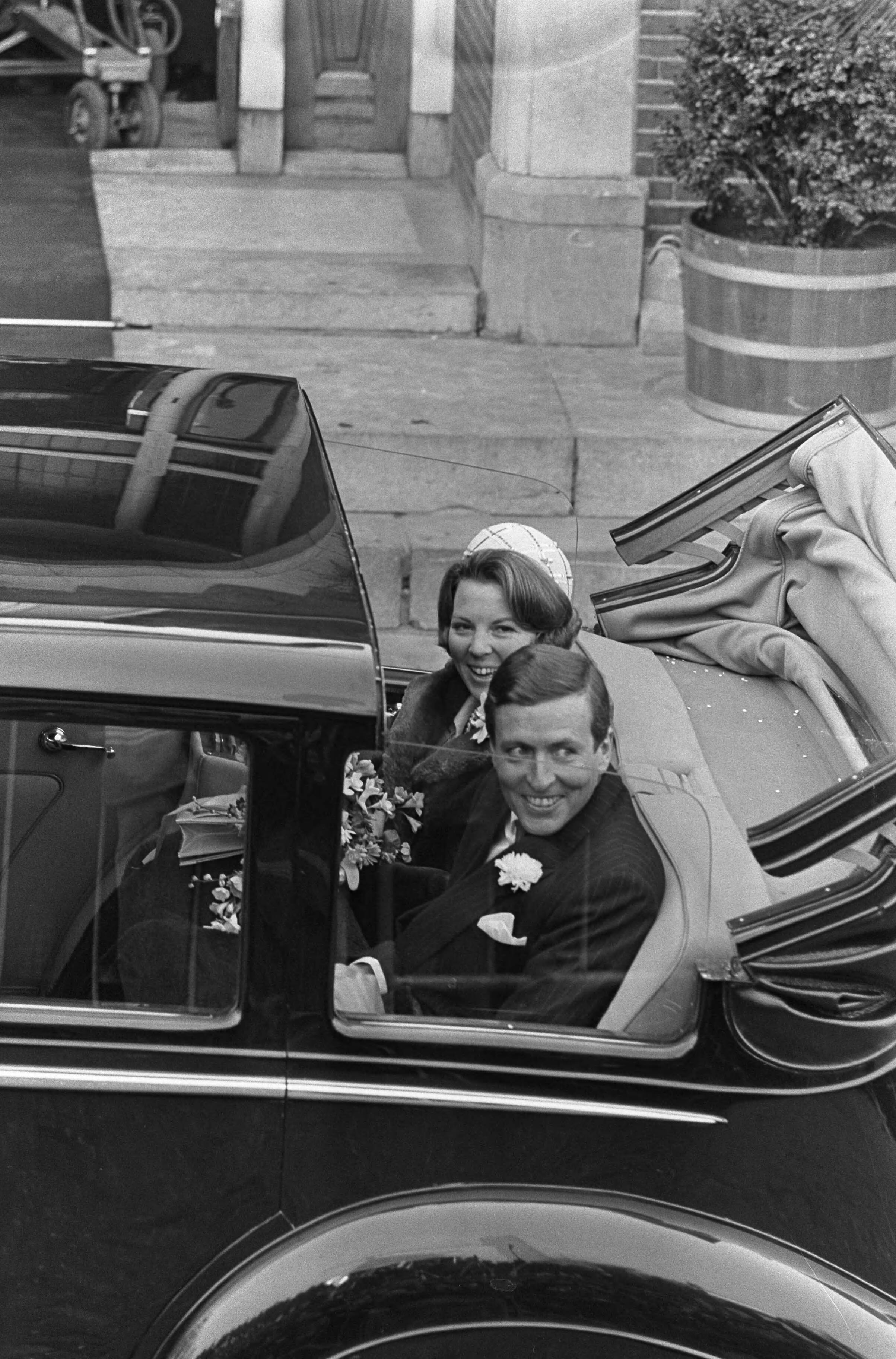 Fotocollectie Anefo — Ondertrouw prinses Beatrix en Claus in Baarn, prinses Beatrix en Claus bij vertrek uit Baarn voor een rit per hofauto naar Den Haag — Foto: Combinatie 6 / Anefo. Licentie: Set B: Rechtenvrij / Publiek Domein. Bron: Nationaal Archief. http://hdl.handle.net/10648/aadb10ca-d0b4-102d-bcf8-003048976d84