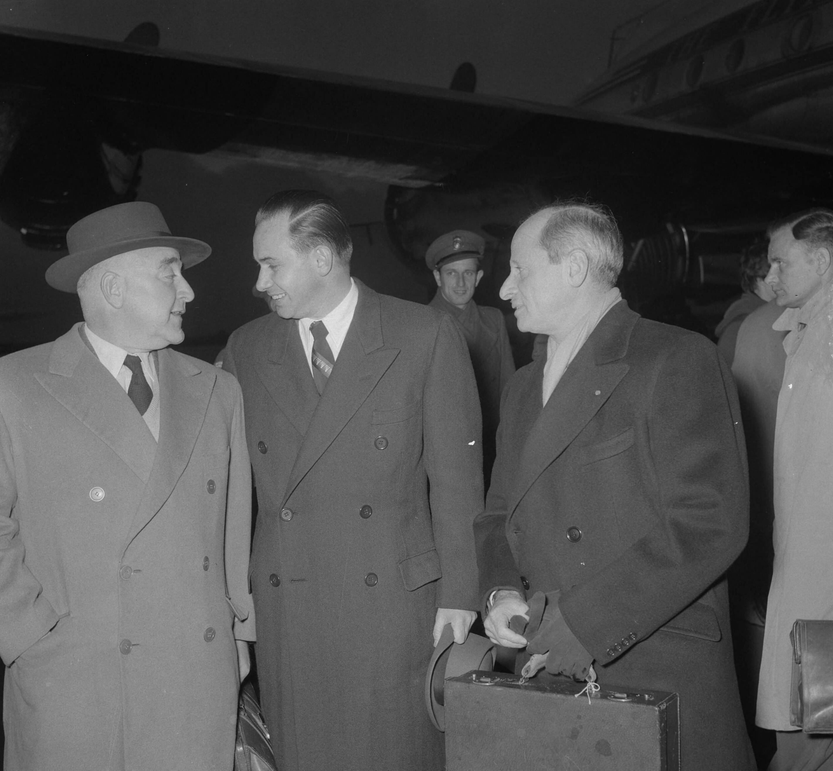 Fotocollectie Anefo — Aankomst van de president-directeur van de filmmaatschappij Metro-Goldwyn-Mayer Arthur M. Loew (rechts) op Schiphol. Hij is in gezelschap van de directeur voor Europa Dave Lewis — Foto: Noske, J.D. / Anefo. Licentie: Set B: Rechtenvrij / Publiek Domein. Bron: Nationaal Archief. http://hdl.handle.net/10648/a90276f8-d0b4-102d-bcf8-003048976d84