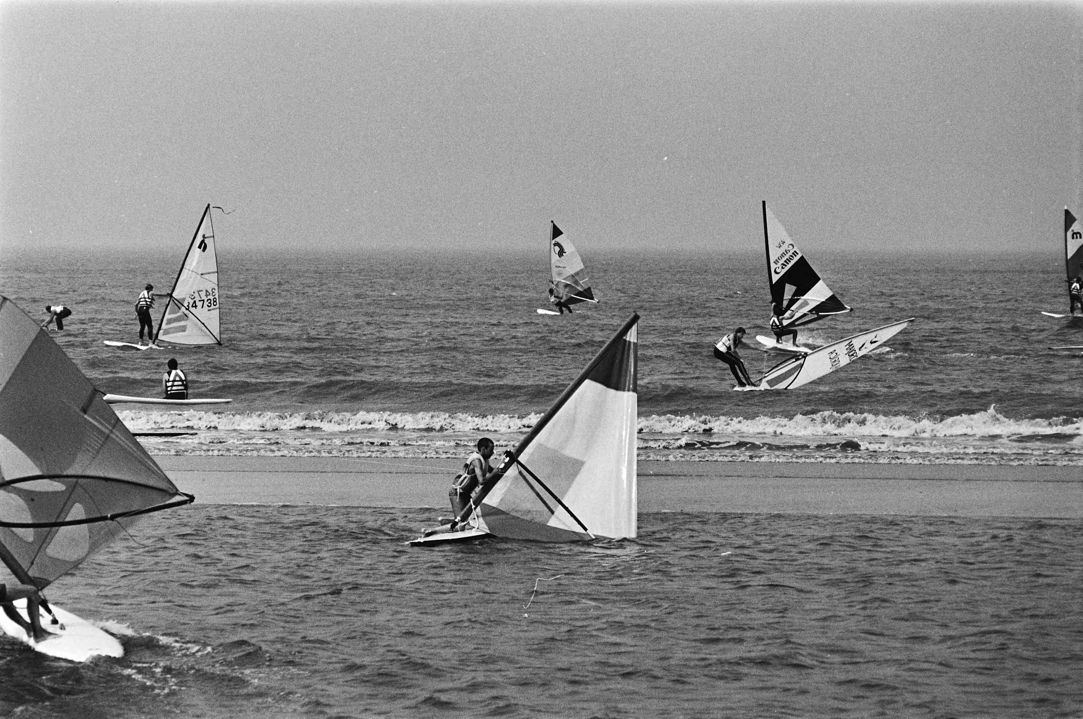 Fotocollectie Anefo — Windsurfen in Zandvoort — Foto: Bogaerts, Rob / Anefo. Licentie: Set B: Rechtenvrij / Publiek Domein. Bron: Nationaal Archief. http://hdl.handle.net/10648/ace2843e-d0b4-102d-bcf8-003048976d84