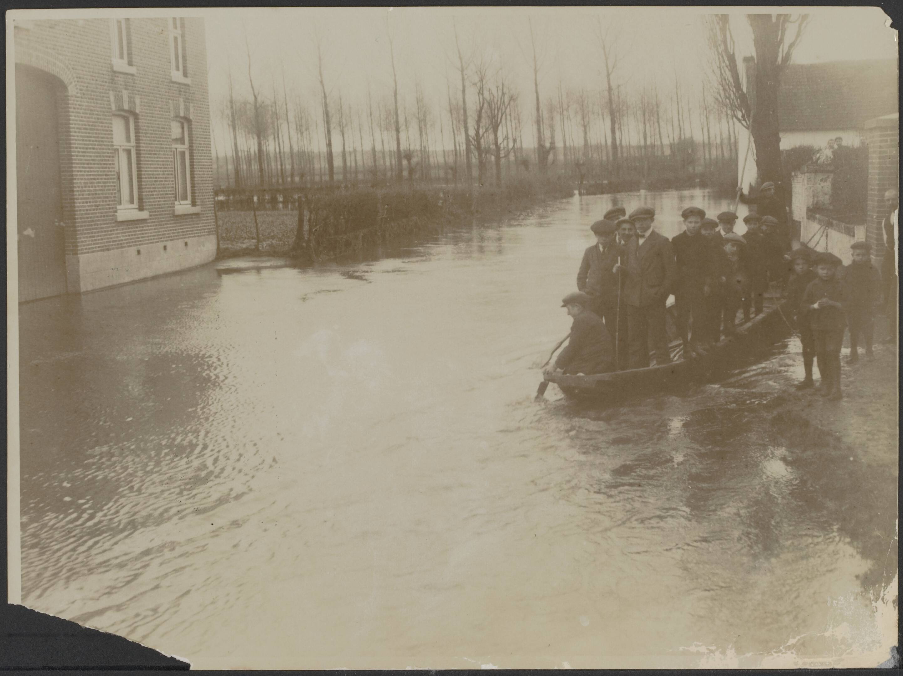 Fotocollectie Eerste Wereldoorlog — Overstroming der Maas bij Maastricht. — Foto: N.V. Vereenigde Fotobureaux. Licentie: Set B: Rechtenvrij / Publiek Domein. Bron: Nationaal Archief. http://hdl.handle.net/10648/af98079e-d0b4-102d-bcf8-003048976d84