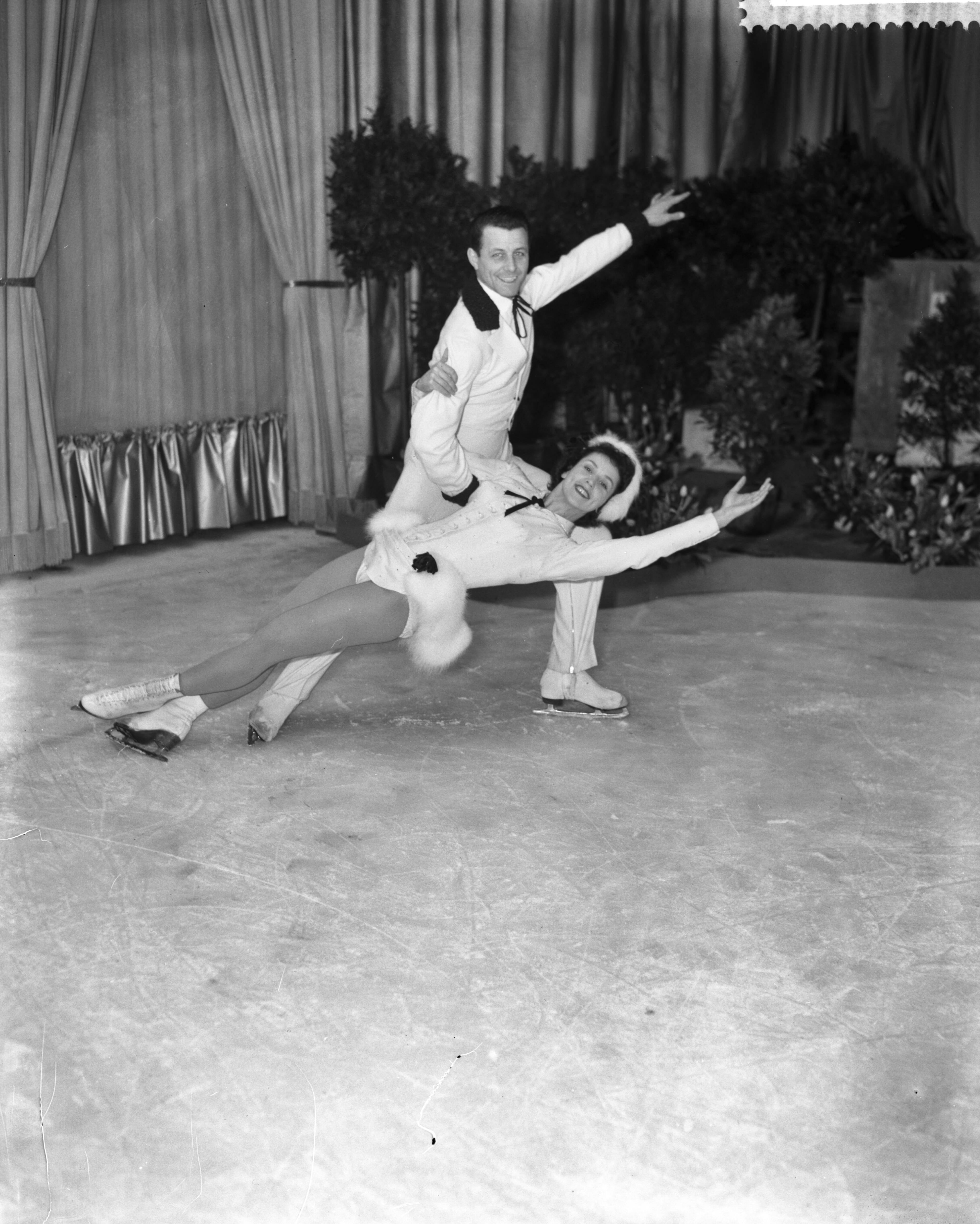 Fotocollectie Anefo — Premiere van de Weense ijsrevue in de Hokij te Den Haag, het paar Eva Pavelik en Rudi Seeliger in actie — Foto: Behrens, Herbert F. / Anefo. Licentie: Set B: Rechtenvrij / Publiek Domein. Bron: Nationaal Archief. http://hdl.handle.net/10648/a98e1492-d0b4-102d-bcf8-003048976d84