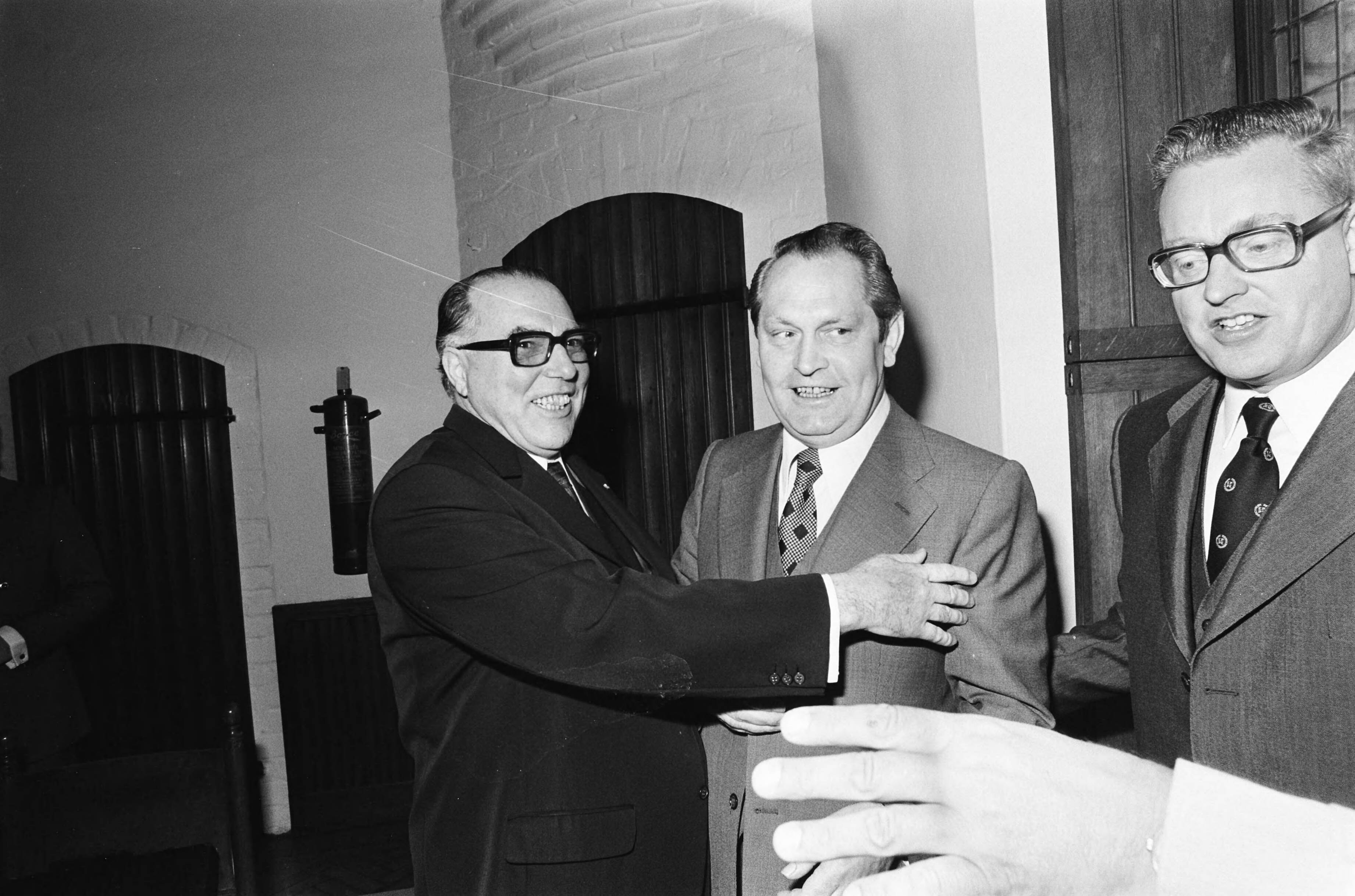 Christen-democratische fractie van het Europees Parlement bijeen in Den Haag — Vlnr Lücker (fractievoorzitter), Lardinois en Scholten — Foto: Mieremet, Rob / Anefo. Licentie: Set B: Rechtenvrij / Publiek Domein. Bron: Nationaal Archief. http://hdl.handle.net/10648/ac6803f8-d0b4-102d-bcf8-003048976d84