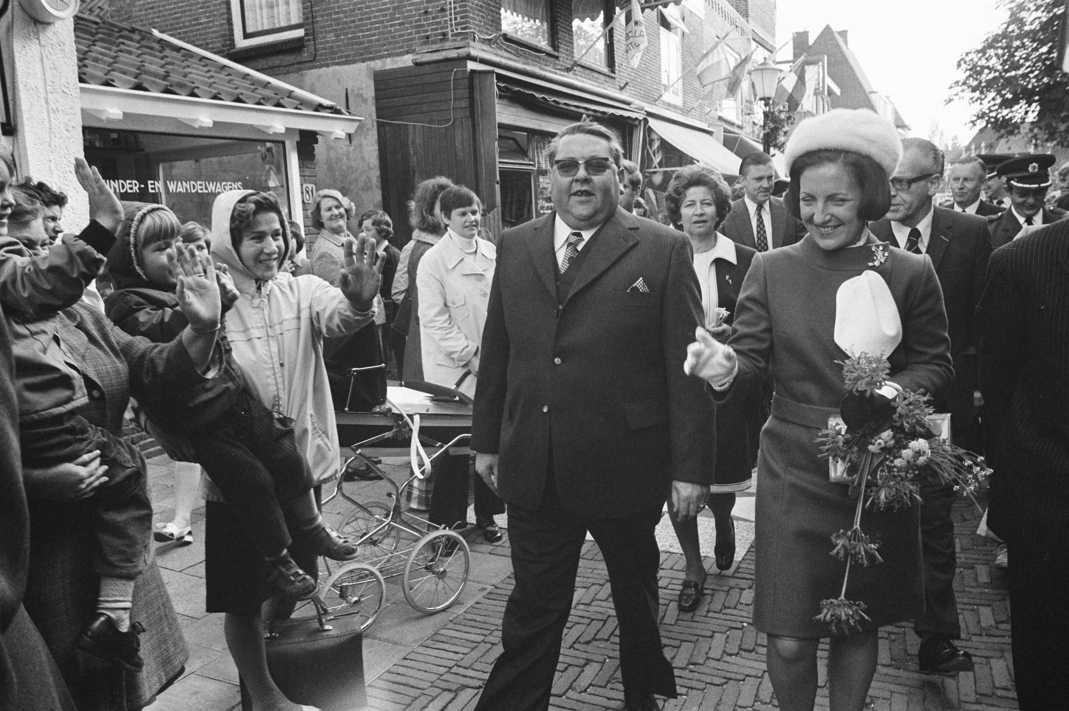Fotocollectie Anefo — Prinses Margriet opent gezondheidscentrum in Wassenaar, aankomst — Foto: Mieremet, Rob / Anefo. Licentie: Set B: Rechtenvrij / Publiek Domein. Bron: Nationaal Archief. http://hdl.handle.net/10648/abf94b70-d0b4-102d-bcf8-003048976d84