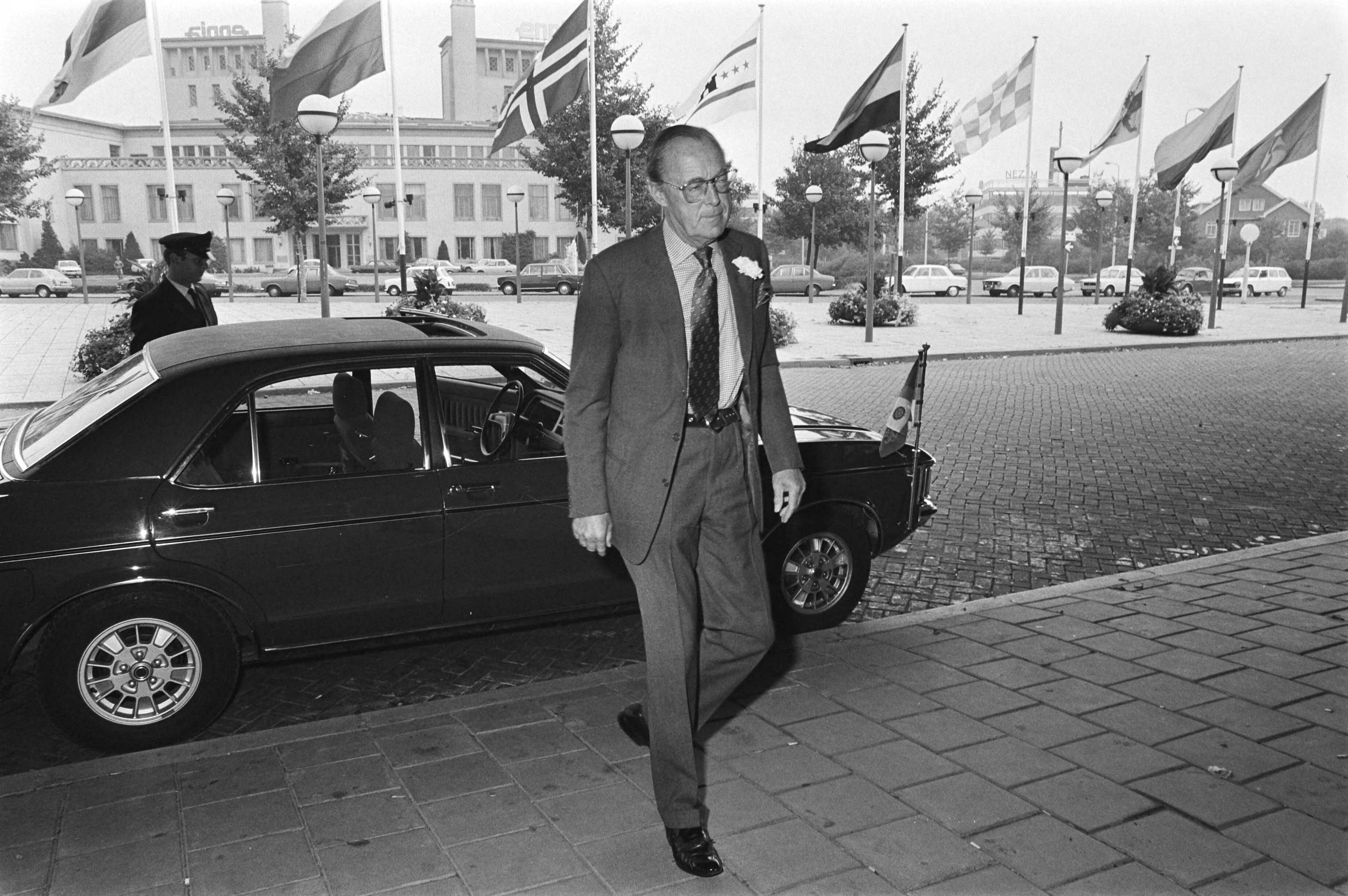 Fotocollectie Anefo — Prins Bernhard opent Nederlands-Duits Mijnbouwdeskundig Congres in Congresgebouw te Den Haag ; aankomst — Foto: Peters, Hans / Anefo. Licentie: Set B: Rechtenvrij / Publiek Domein. Bron: Nationaal Archief. http://hdl.handle.net/10648/ac8c3fca-d0b4-102d-bcf8-003048976d84