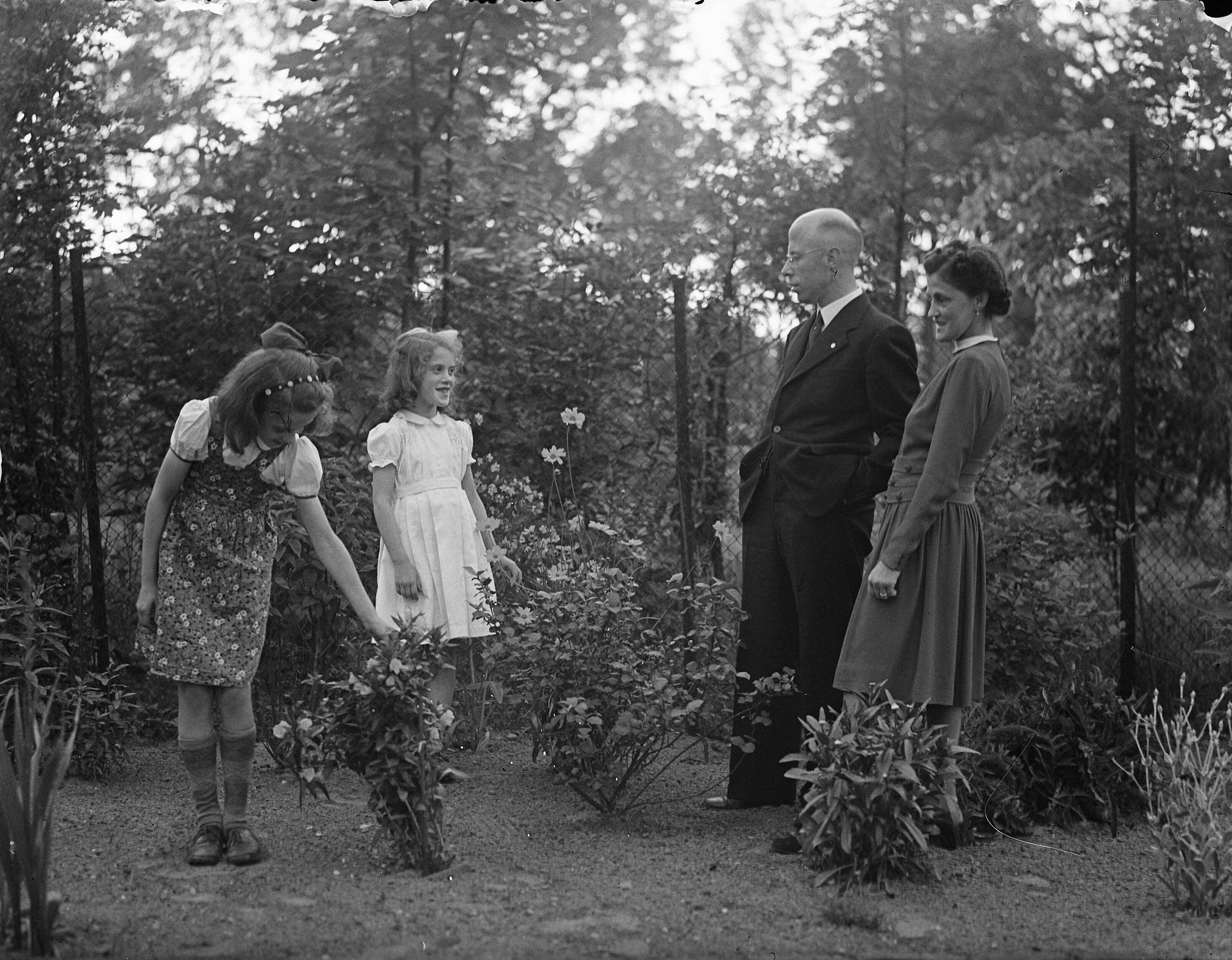 Fotocollectie Anefo — Minister L.J.M. Beel met vrouw en kinderen in de tuin van zijn woonhuis te Wassenaar — Foto: IMF / Anefo. Licentie: Set B: Rechtenvrij / Publiek Domein. Bron: Nationaal Archief. http://hdl.handle.net/10648/a8a025b6-d0b4-102d-bcf8-003048976d84