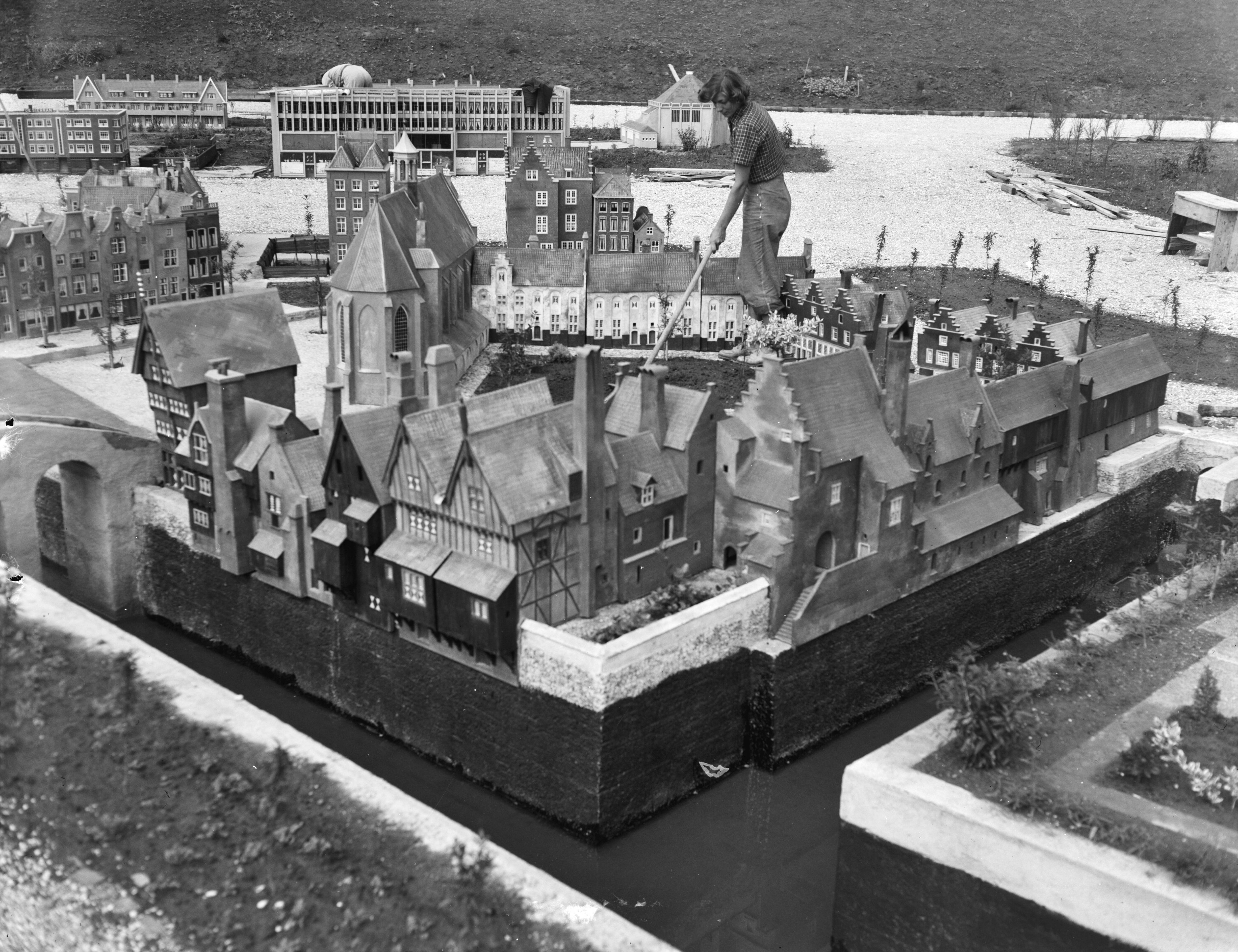 Fotocollectie Anefo — Madurodam, miniatuurstad te Scheveningen — Foto: Consenheim, Wim / Anefo. Licentie: Set B: Rechtenvrij / Publiek Domein. Bron: Nationaal Archief. http://hdl.handle.net/10648/a8fbdb68-d0b4-102d-bcf8-003048976d84