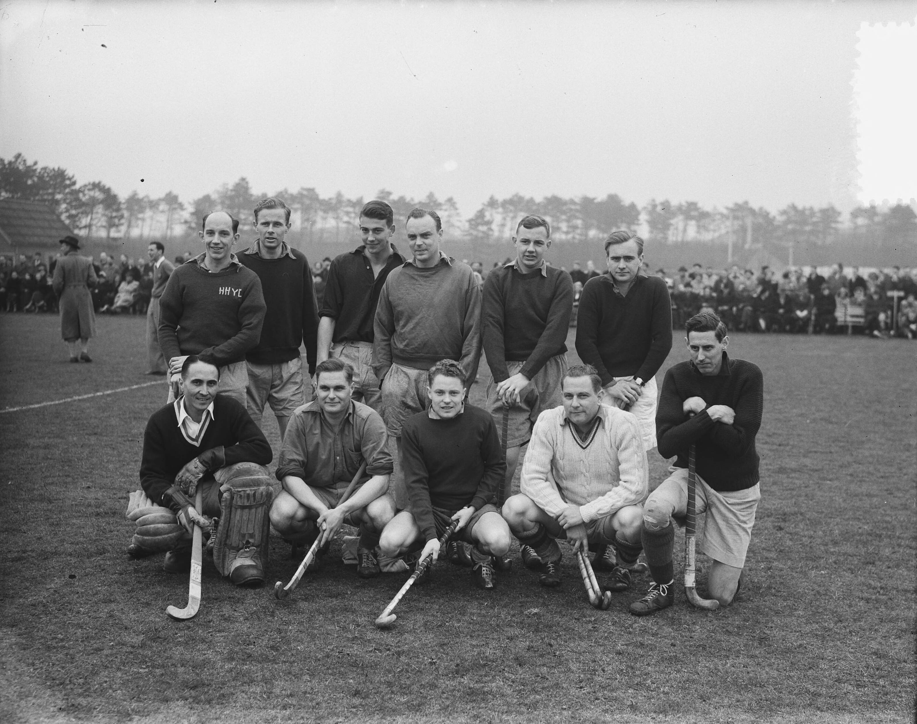 Fotocollectie Anefo — Hockey. TOGO tegen HHYC Den Haag 0-3. Het kampioenselftal van HHYC — Foto: Duinen, H. van / Anefo. Licentie: Set B: Rechtenvrij / Publiek Domein. Bron: Nationaal Archief. http://hdl.handle.net/10648/a908cfc6-d0b4-102d-bcf8-003048976d84