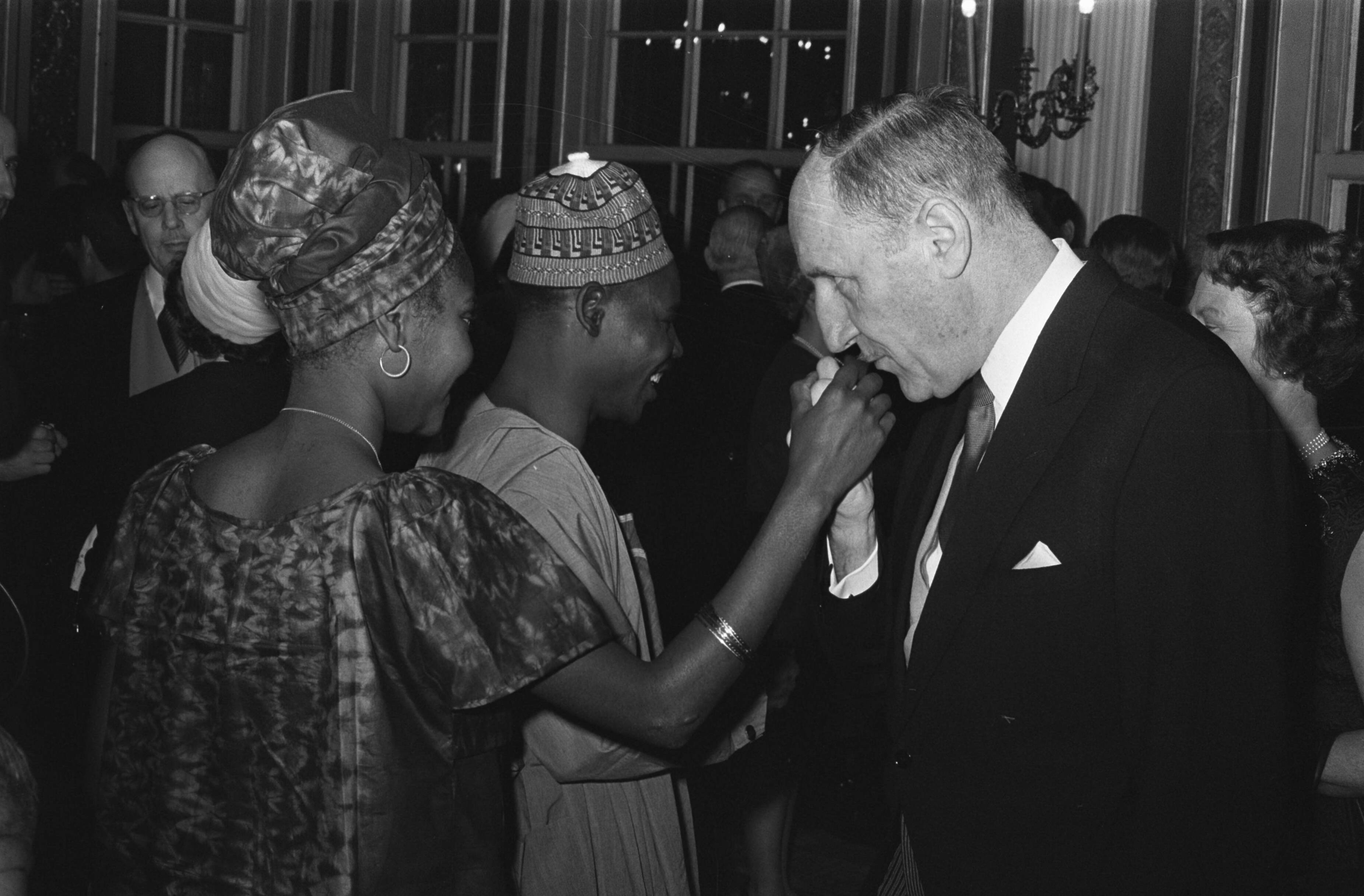 Fotocollectie Anefo — Minister Luns gaf nieuwjaarsreceptie in Treveszaal te Den Haag . Minister Luns en een Afrikaanse ambassadeur — Foto: Verhoeff, Bert / Anefo. Licentie: Set B: Rechtenvrij / Publiek Domein. Bron: Nationaal Archief. http://hdl.handle.net/10648/ab87dc06-d0b4-102d-bcf8-003048976d84