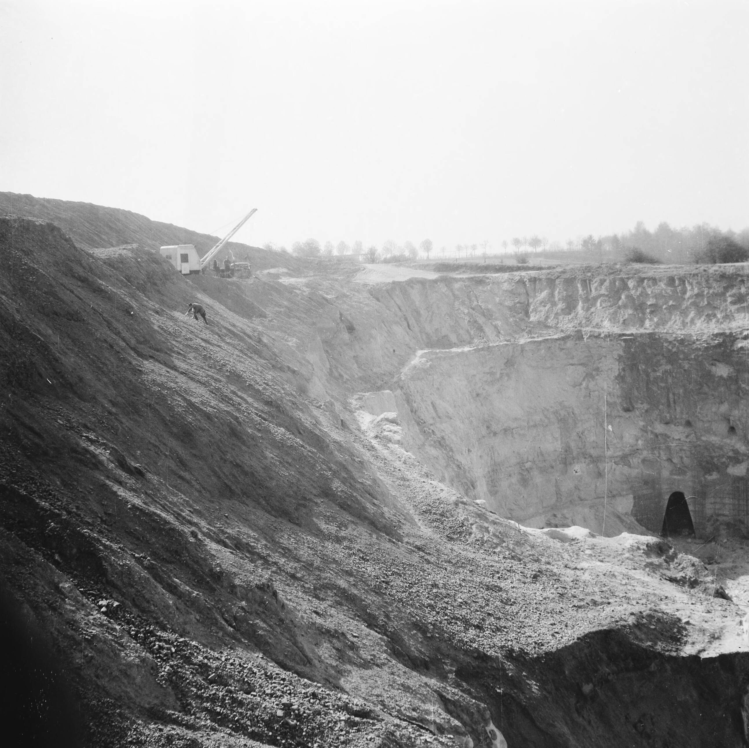 Fotocollectie Arbeidsinspectie — 6x6 Afgravingen door NV Kalkmergelmaatschappij Sint Pietersberg, Maastricht — Foto: Onbekend / Publiek Domein of Rechtenvrij. Licentie: Set B: Rechtenvrij / Publiek Domein. Bron: Nationaal Archief. http://hdl.handle.net/10648/ad9f4bd2-d0b4-102d-bcf8-003048976d84