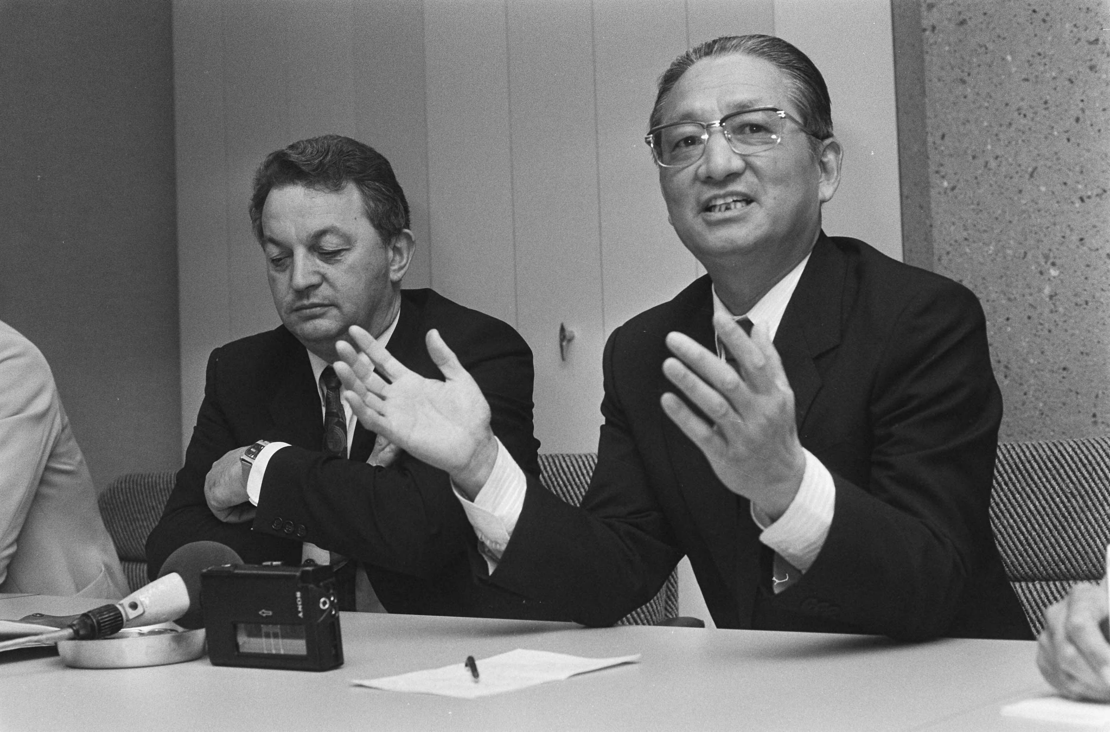 Fotocollectie Anefo — Bezoek Chinese minister van Landbouw, veehouderij en visserij He Kang (r) aan ons land; l: minister Braks (tijdens persconferentie in Den Haag ) / — Foto: Molendijk, Bart / Anefo. Licentie: Set B: Rechtenvrij / Publiek Domein. Bron: Nationaal Archief. http://hdl.handle.net/10648/ad568104-d0b4-102d-bcf8-003048976d84