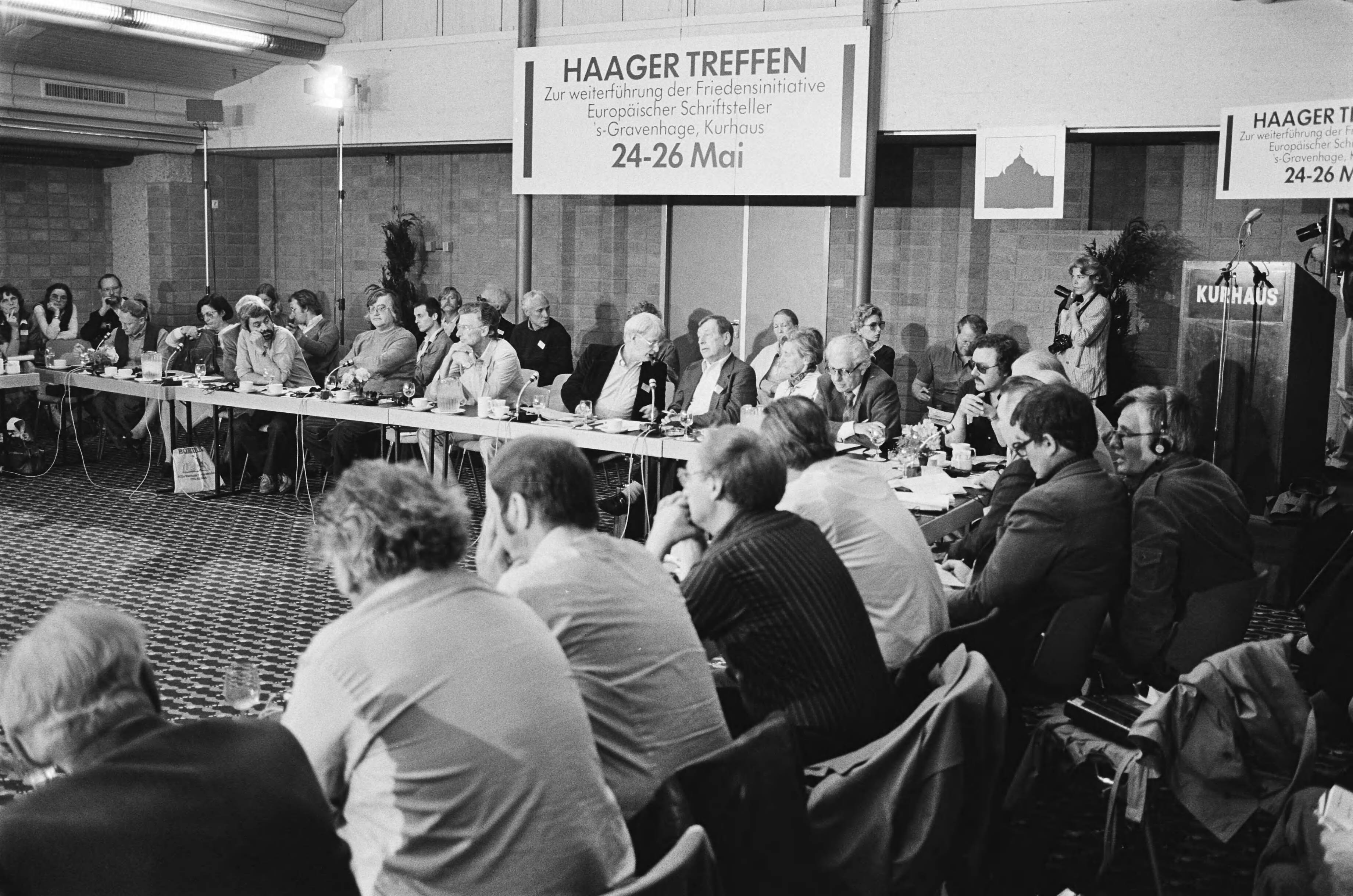 Fotocollectie Anefo — Europese conferentie van schrijvers "Haagse Treffen" in Kurhaus te Scheveningen; overzicht — Foto: Antonisse, Marcel / Anefo. Licentie: Set B: Rechtenvrij / Publiek Domein. Bron: Nationaal Archief. http://hdl.handle.net/10648/ad18602c-d0b4-102d-bcf8-003048976d84