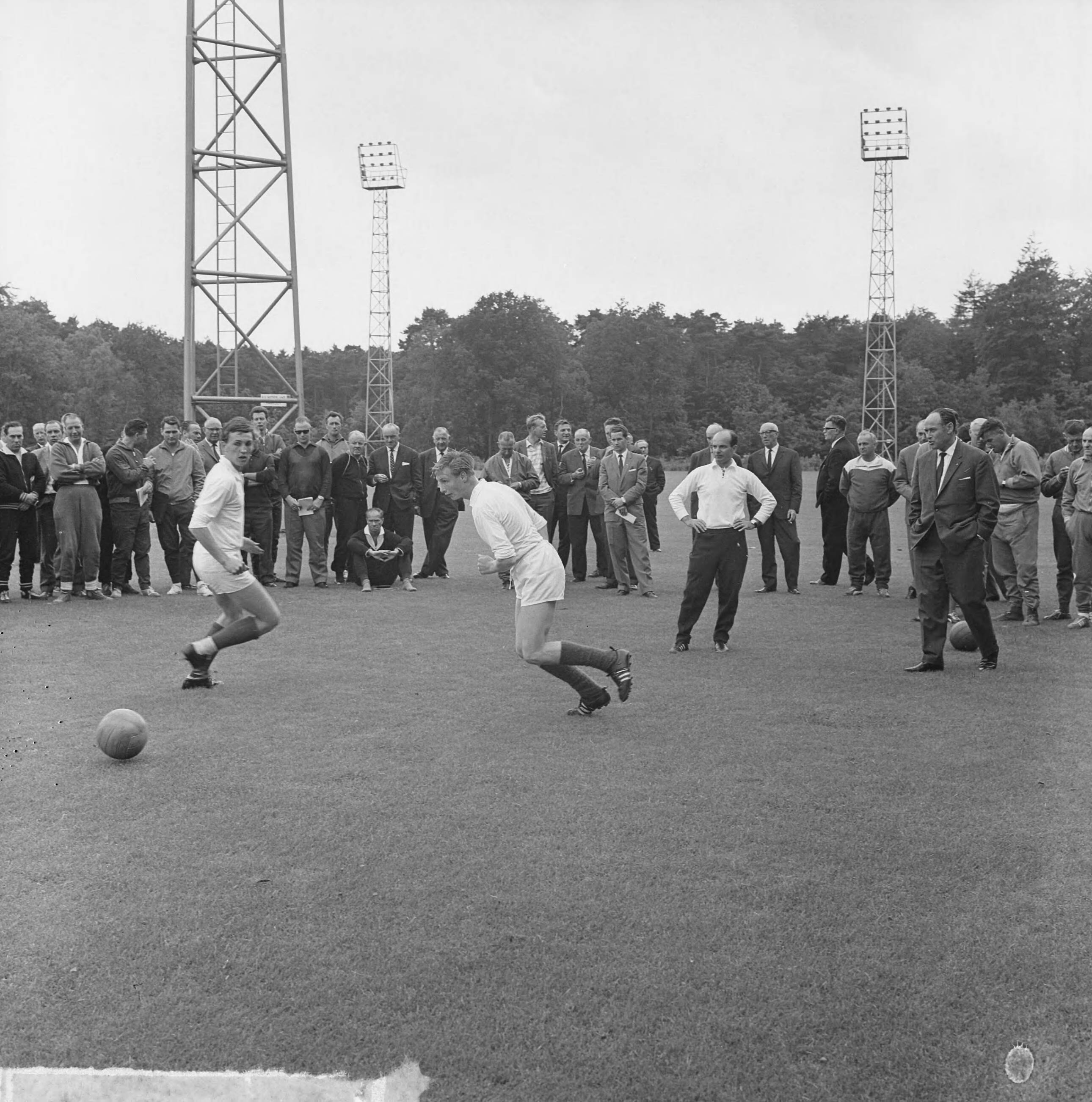 Fotocollectie Anefo — Trainers in trainingscentrum van de KNVB te Zeist. Dettmar Cramer (Westdeutscher Fußballverband (WDFV)) en Elek Schwartz (bondscosach) bekijken een oefenvorm — Foto: Koch, Eric / Anefo. Licentie: Set B: Rechtenvrij / Publiek Domein. Bron: Nationaal Archief. http://hdl.handle.net/10648/aa3c15f6-d0b4-102d-bcf8-003048976d84