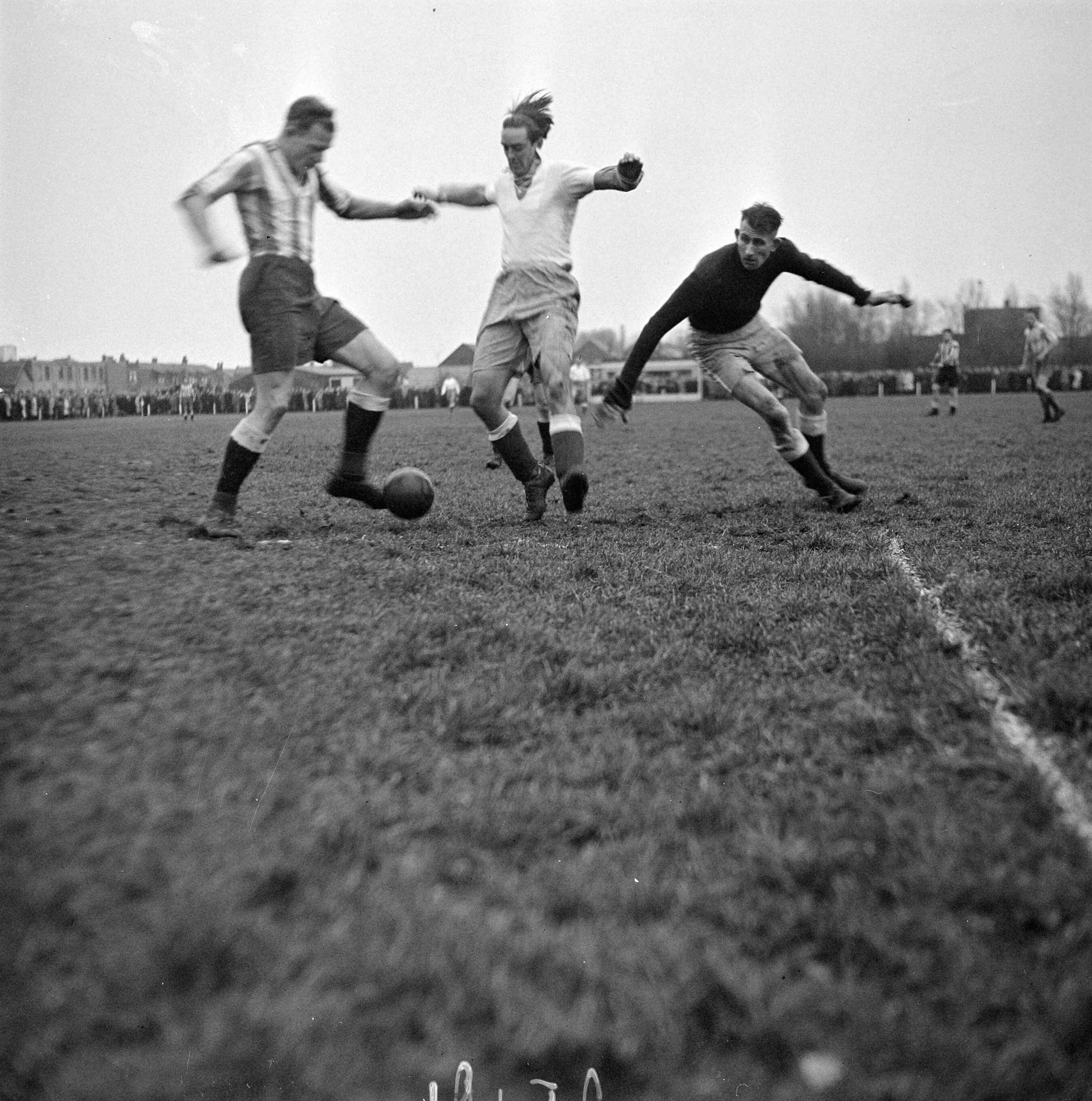 Fotocollectie Anefo — Voetbal. WFC tegen Spartaan 0-2. Spelmoment voor WFC-doel — Foto: Valk, […] van der / Anefo. Licentie: Set B: Rechtenvrij / Publiek Domein. Bron: Nationaal Archief. http://hdl.handle.net/10648/a8b0f1ca-d0b4-102d-bcf8-003048976d84