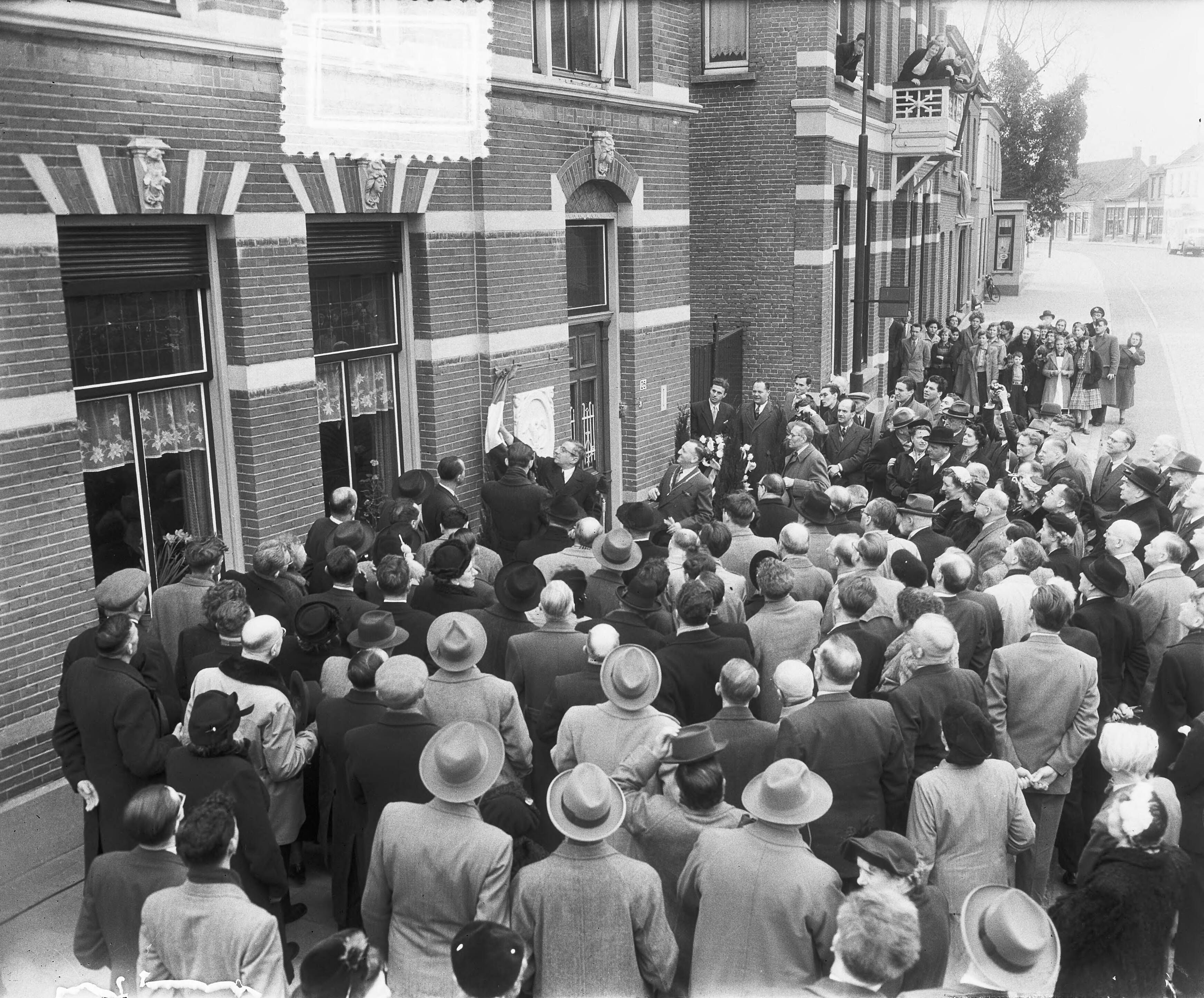 Fotocollectie Anefo — Zundert. Commissaris der Koningin prof. dr. De Quay onthult gedenksteen Vincent van Gogh aan de Ned. Herv. pastorie — Foto: Pot, Harry / Anefo. Licentie: Set B: Rechtenvrij / Publiek Domein. Bron: Nationaal Archief. http://hdl.handle.net/10648/a9096936-d0b4-102d-bcf8-003048976d84