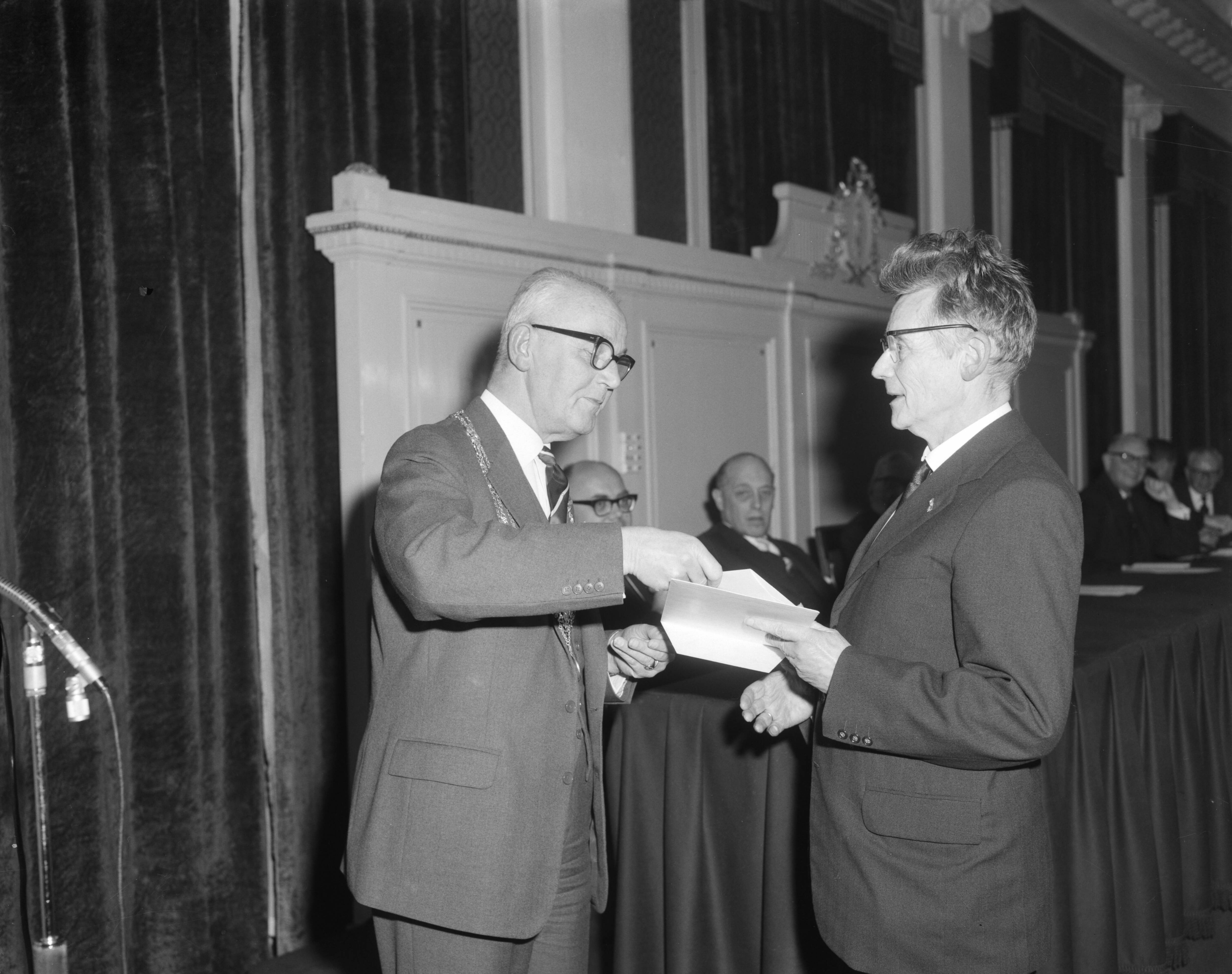 Fotocollectie Anefo — Prijsuitreiking Jan Campertprijs in Den Haag, H. de Vries en burgemeester Kolfschoten — Foto: Koch, Eric / Anefo. Licentie: Set B: Rechtenvrij / Publiek Domein. Bron: Nationaal Archief. http://hdl.handle.net/10648/aa231f74-d0b4-102d-bcf8-003048976d84