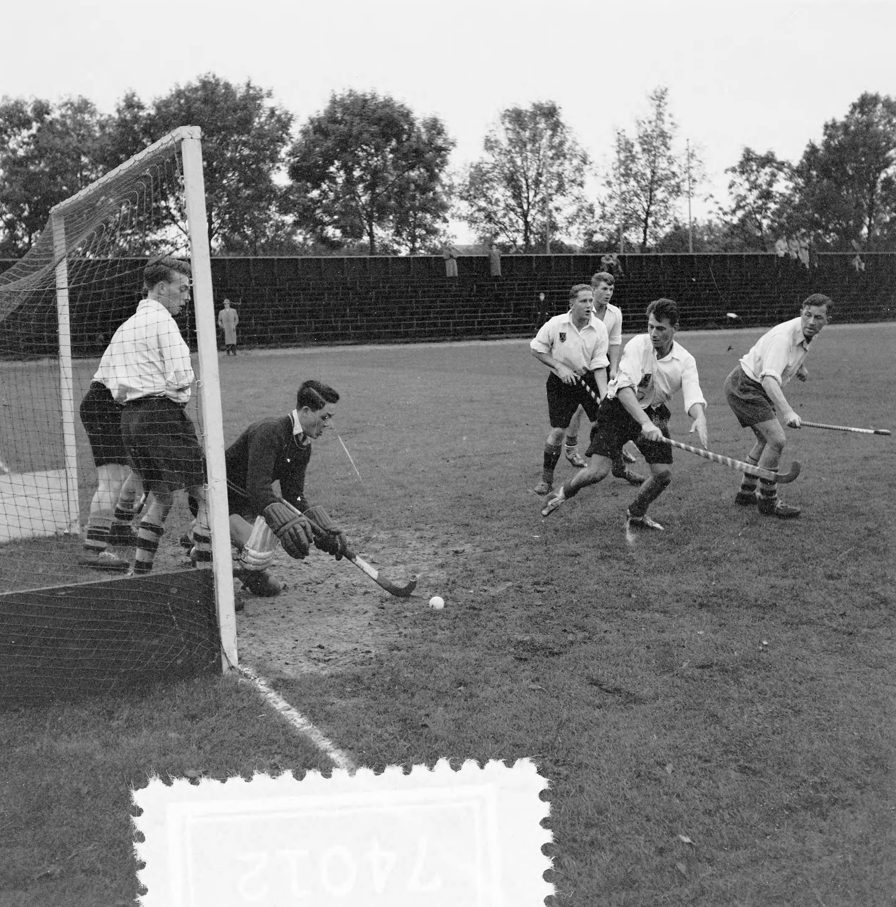 Fotocollectie Anefo — Hockey. Amsterdam tegen Laren 1-2. Spelmoment — Foto: Behrens, Herbert F. / Anefo. Licentie: Set B: Rechtenvrij / Publiek Domein. Bron: Nationaal Archief. http://hdl.handle.net/10648/a93d8374-d0b4-102d-bcf8-003048976d84