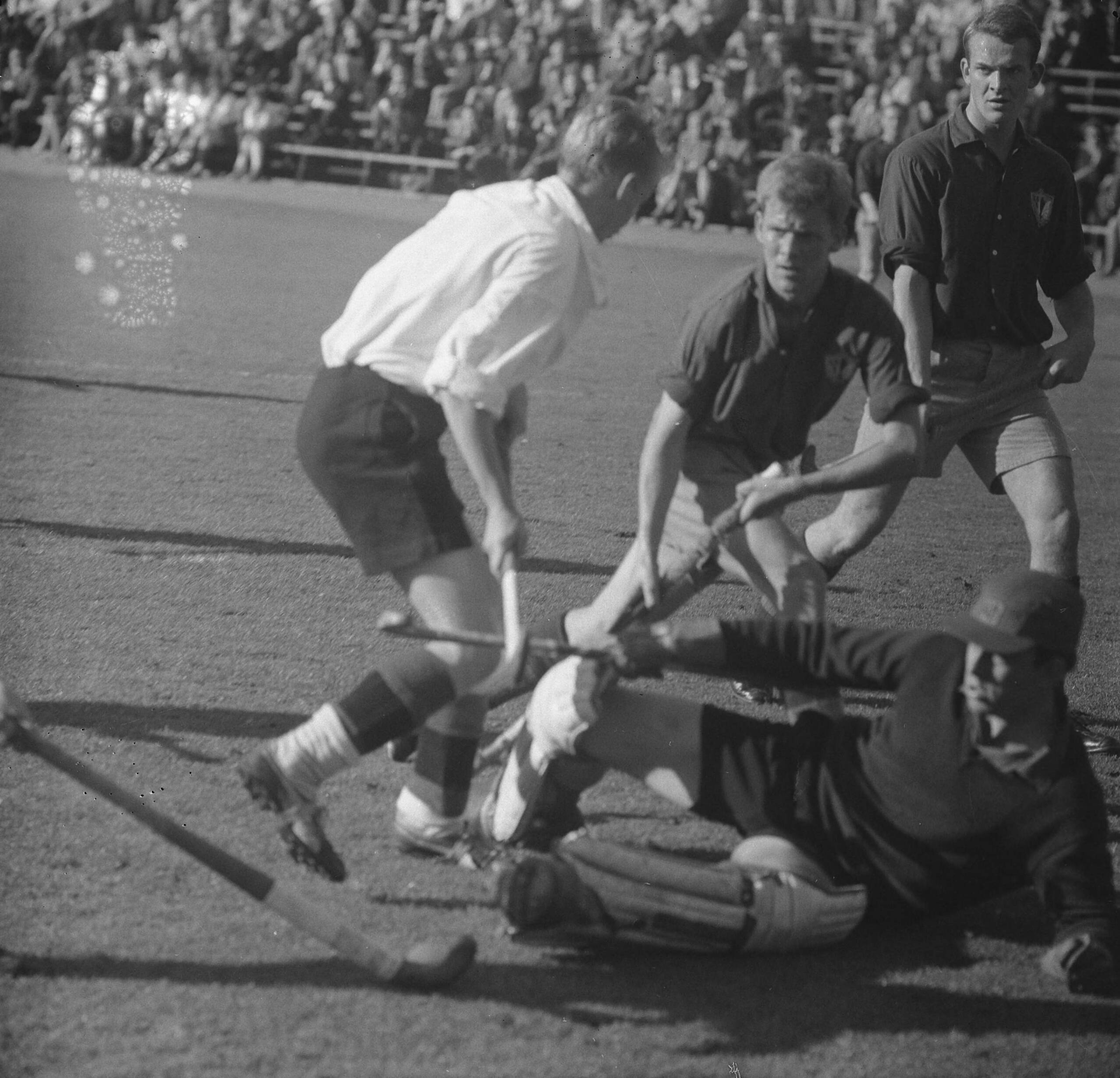Fotocollectie Anefo — Hockey. Amsterdam - HHYC te Amsterdam: 1-1. Spelmoment, keeper Brederode in moeilijkheden bij aanval van Amsterdam — Foto: Nijs, Jac. de / Anefo. Licentie: Set B: Rechtenvrij / Publiek Domein. Bron: Nationaal Archief. http://hdl.handle.net/10648/aac52224-d0b4-102d-bcf8-003048976d84