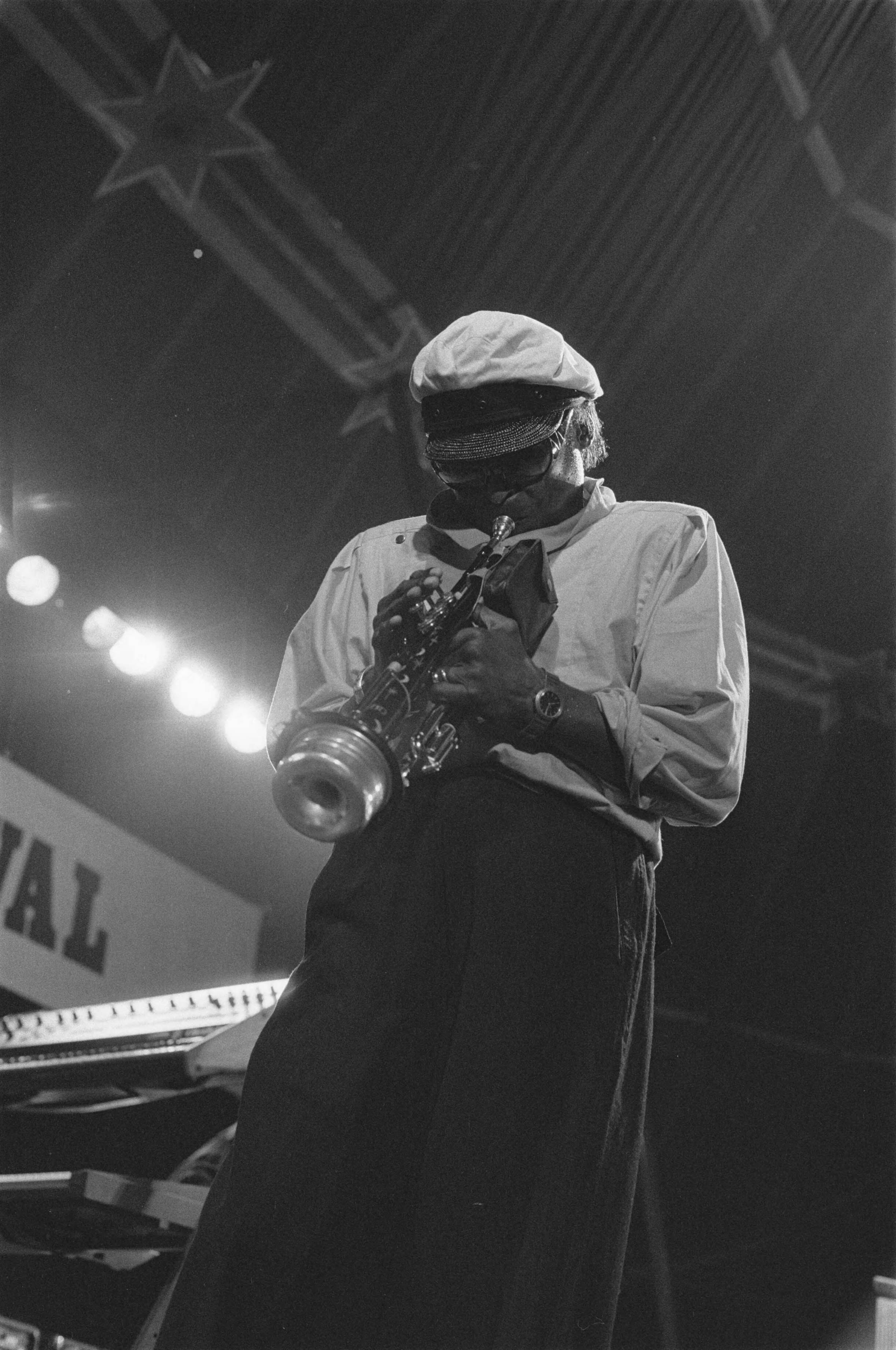Fotocollectie Anefo — North Sea Jazzfestival in Den Haag ; Miles Davies — Foto: Bogaerts, Rob / Anefo. Licentie: Set B: Rechtenvrij / Publiek Domein. Bron: Nationaal Archief. http://hdl.handle.net/10648/ad3b4d80-d0b4-102d-bcf8-003048976d84
