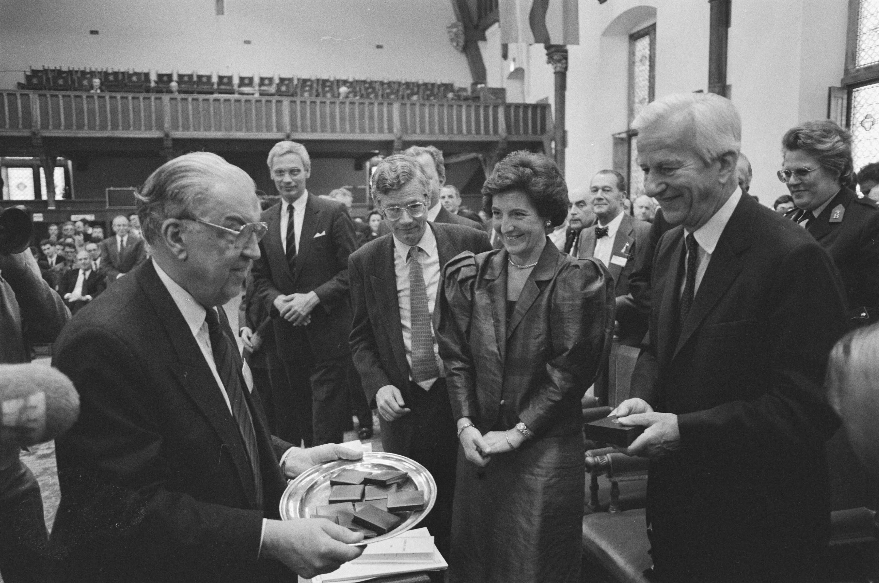 Fotocollectie Anefo — Europa Congres in Ridderzaal Den Haag ; prinses Margriet e.a. krijgen ecus — Foto: Croes, Rob C. / Anefo. Licentie: Set B: Rechtenvrij / Publiek Domein. Bron: Nationaal Archief. http://hdl.handle.net/10648/ad6a78a8-d0b4-102d-bcf8-003048976d84