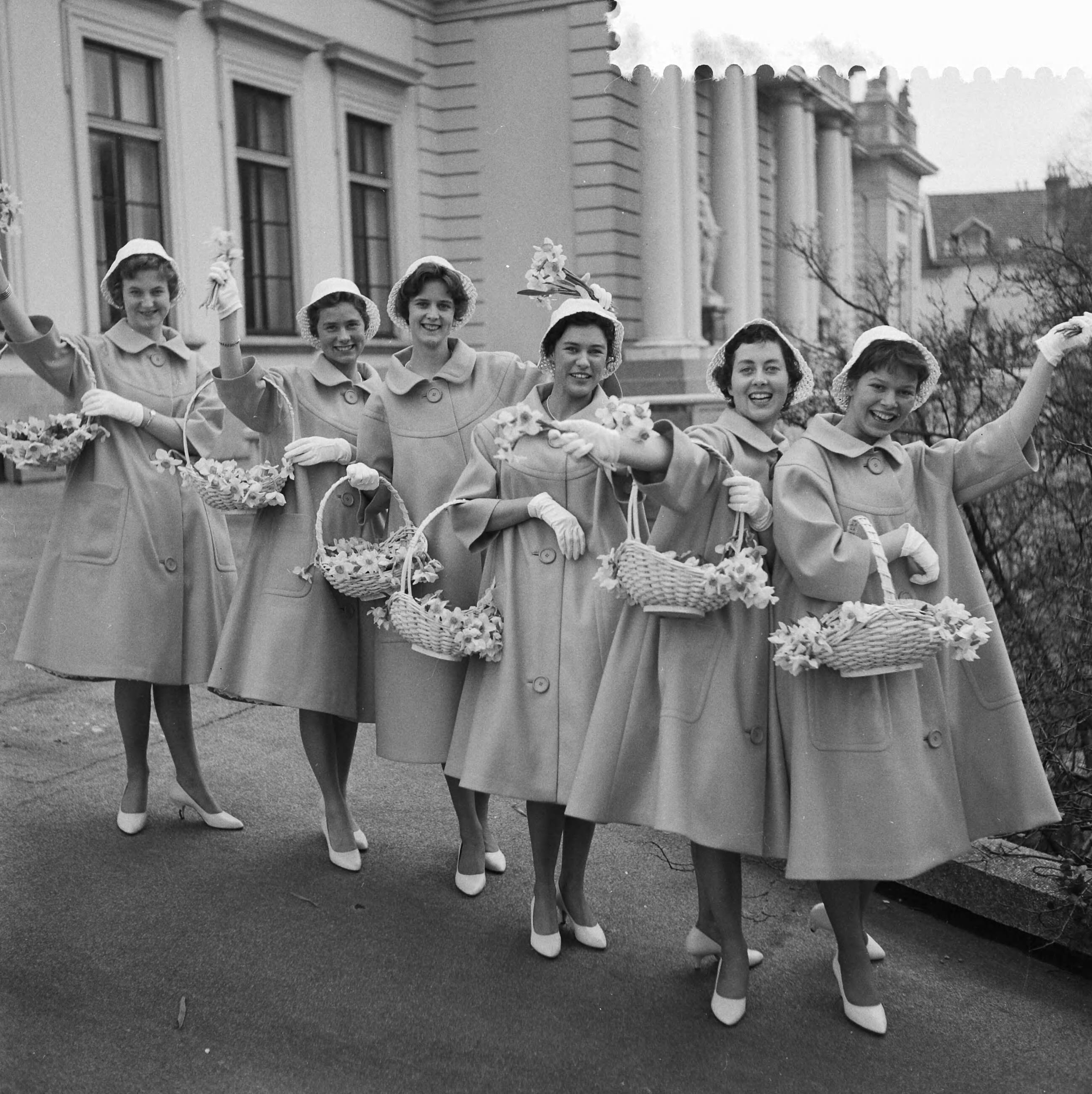 Fotocollectie Anefo — Nieuwe kostuums voor de Haarlemse bloemenmeisjes in 1960. De bloemenmeisjes in hun tomaatrode mantels — Foto: Pot, Harry / Anefo. Licentie: Set B: Rechtenvrij / Publiek Domein. Bron: Nationaal Archief. http://hdl.handle.net/10648/a9a91b8e-d0b4-102d-bcf8-003048976d84