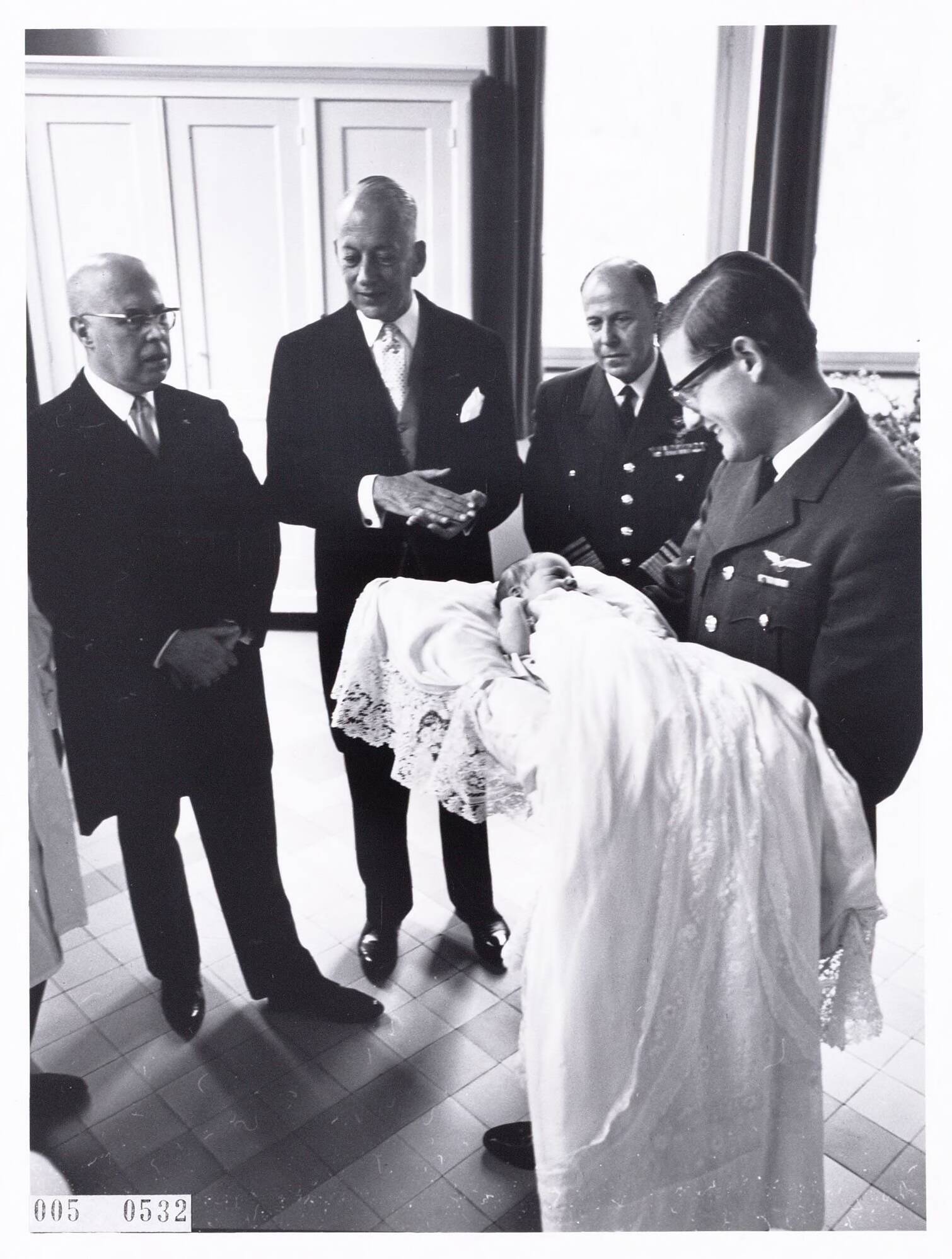 Fotocollectie RVD / Koninklijk Huis — Mr. Pieter van Vollenhoven met prins Maurits en burgemeester jonkheer De Ranitz van Utrecht, dr. L. Beel, vice-president van de Raad van State en luitenant-generaal A.B. Wolff, bevelhebber van de Luchtstrijdkrachten, in het Academisch Ziekenhuis Utrecht op 22 april 1968 — Foto: Nationaal Foto Persbureau / RVD. Licentie: Set B: Rechtenvrij / Publiek Domein. Bron: Nationaal Archief. http://hdl.handle.net/10648/afad8952-d0b4-102d-bcf8-003048976d84