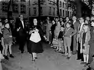 Fotocollectie Anefo — Internationale kelnersrace in Maastricht — Foto: Behrens, Herbert F. / Anefo. Licentie: Set B: Rechtenvrij / Publiek Domein. Bron: Nationaal Archief. http://hdl.handle.net/10648/a96c0190-d0b4-102d-bcf8-003048976d84