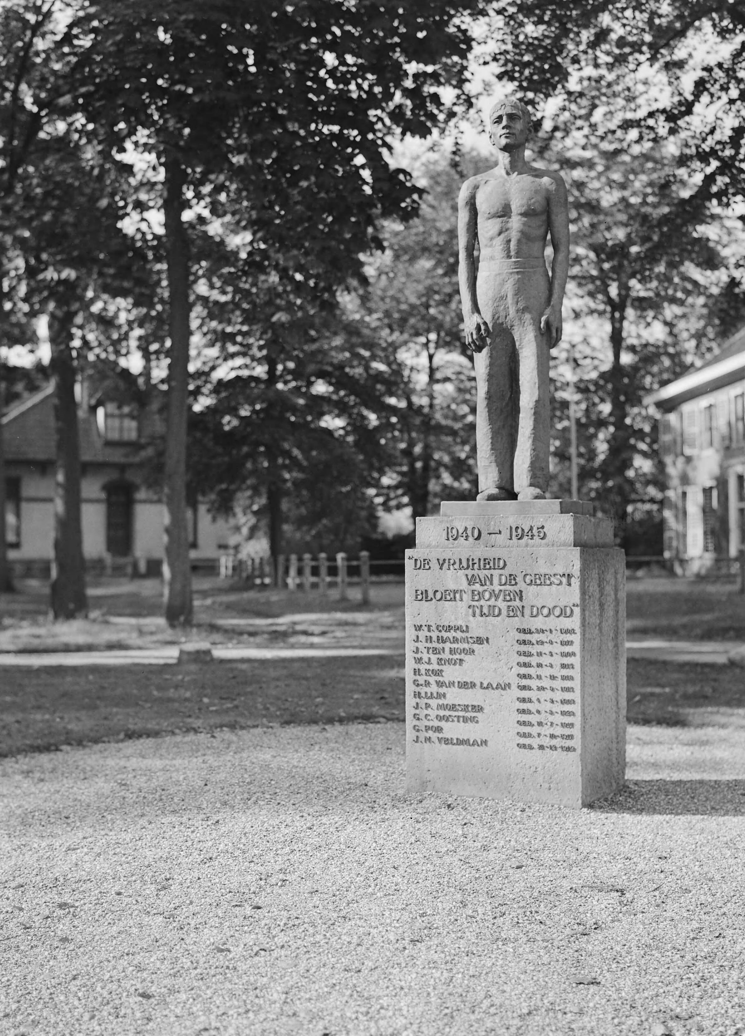 Fotocollectie Nederlandse Heidemaatschappij — Vrijheidsbeeld te Zuidlaren — Foto: Eyssen, [...] / Heidemij. Licentie: Set B: Rechtenvrij / Publiek Domein. Bron: Nationaal Archief. http://hdl.handle.net/10648/ae7e8ec8-d0b4-102d-bcf8-003048976d84