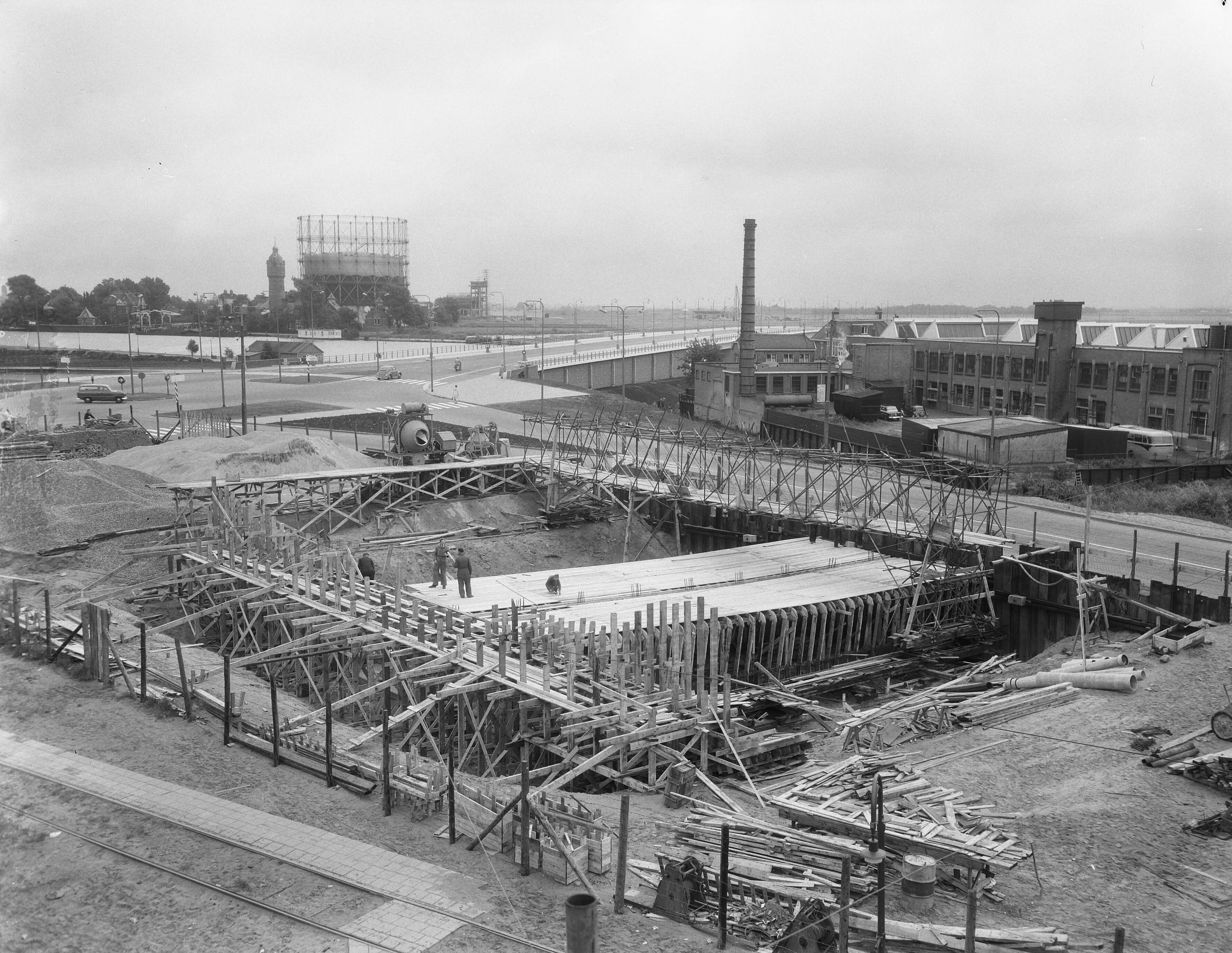 Fotocollectie Anefo — Aanbouw voetgangerstunnel Uiterwaardenstraat te Amsterdam — Foto: Duinen, G.W. van / Anefo. Licentie: Set B: Rechtenvrij / Publiek Domein. Bron: Nationaal Archief. http://hdl.handle.net/10648/a925bae6-d0b4-102d-bcf8-003048976d84