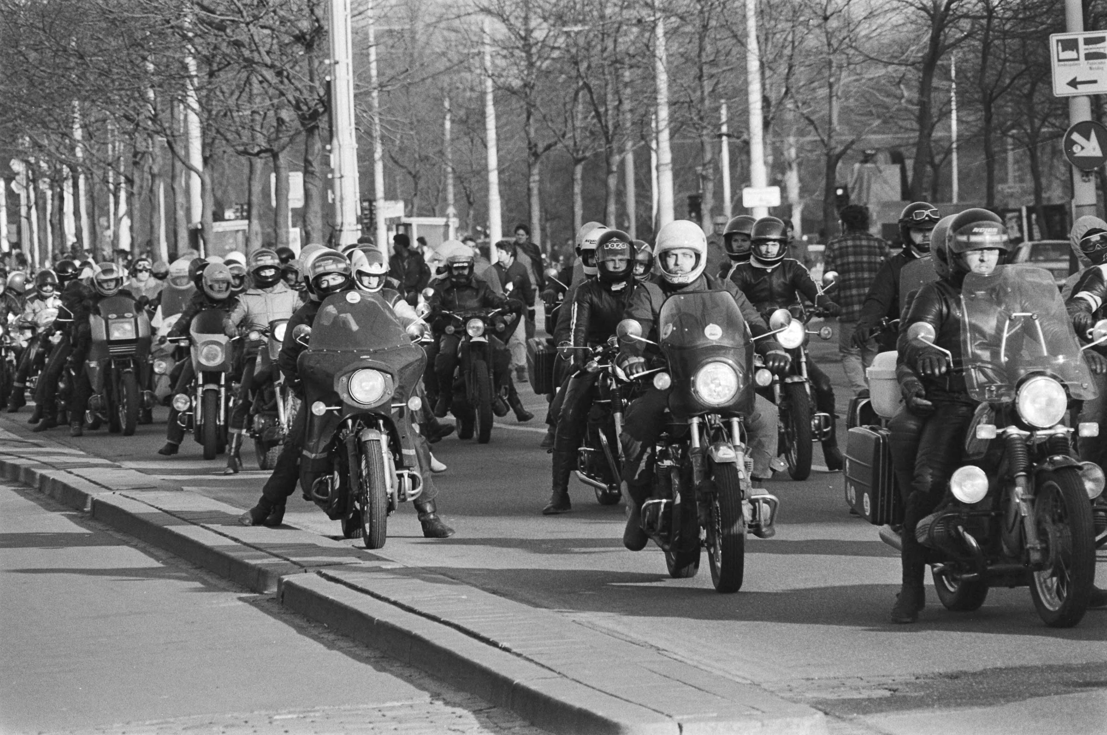 Fotocollectie Anefo — Demonstratie tegen Motor-BVB van Utrecht naar Den Haag door ongeveer 1500 motorrijders. Beeld van de demonstratie — Foto: Dijk, Hans van / Anefo. Licentie: Set B: Rechtenvrij / Publiek Domein. Bron: Nationaal Archief. http://hdl.handle.net/10648/ad0e98f8-d0b4-102d-bcf8-003048976d84