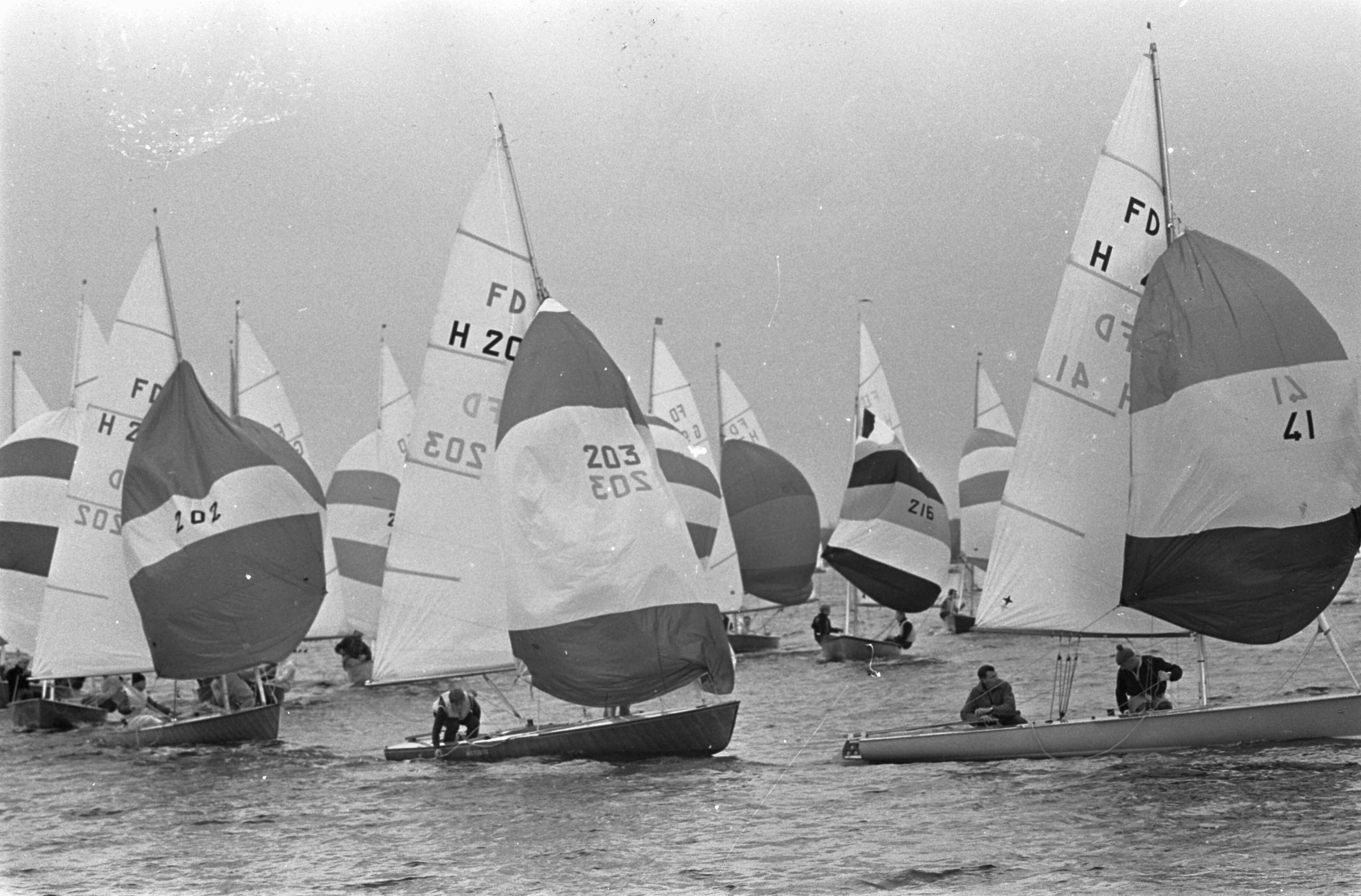 Fotocollectie Anefo — Paasregatta, zeilwedstrijden te Loosdrecht. Flying Dutchmans met spinakers in aktie — Foto: Kroon, Ron / Anefo. Licentie: Set B: Rechtenvrij / Publiek Domein. Bron: Nationaal Archief. http://hdl.handle.net/10648/ab3cdd32-d0b4-102d-bcf8-003048976d84