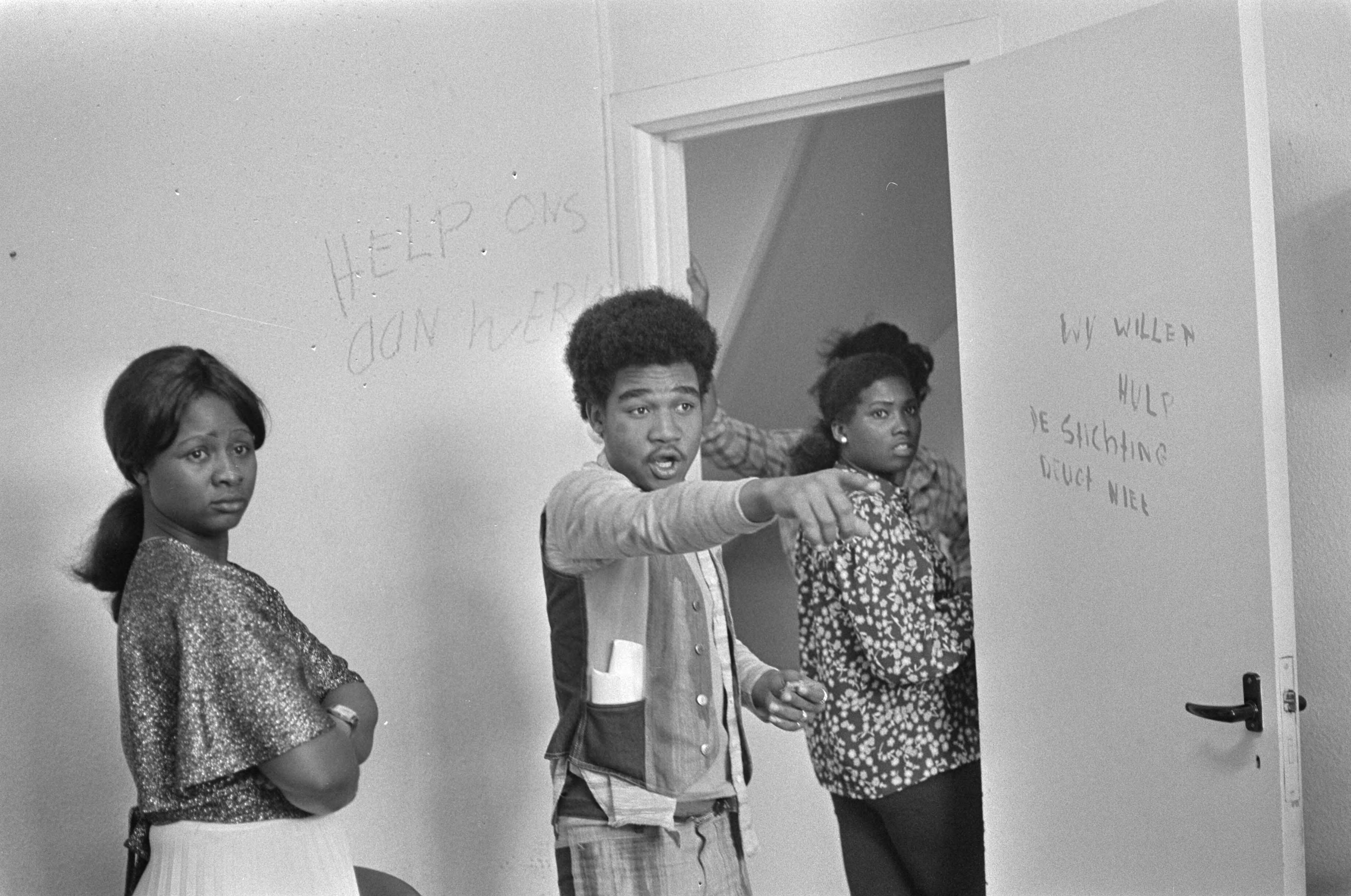 Fotocollectie Anefo — Groep Surinamers bezet gebouw "Stichting voor Surinamers in Den Haag ; bezetters bijeen in gebouw — Foto: Mieremet, Rob / Anefo. Licentie: Set B: Rechtenvrij / Publiek Domein. Bron: Nationaal Archief. http://hdl.handle.net/10648/ac5157c0-d0b4-102d-bcf8-003048976d84