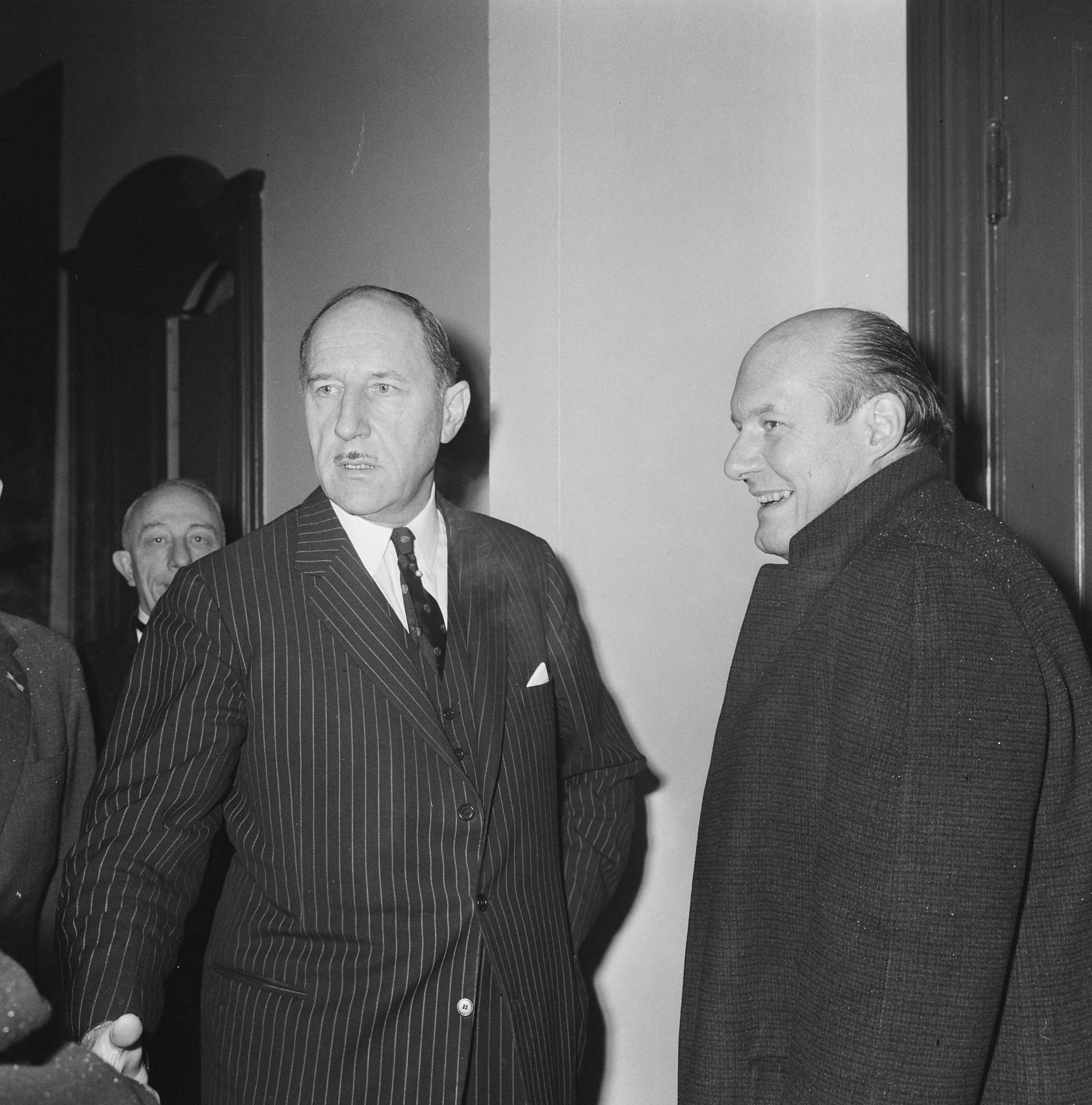 Fotocollectie Anefo — Amerikaanse Staatssecretaris van Buitenlandse Zaken Katzenbach in Den Haag . Minister Luns en staatssecretaris Katzenbach — Foto: Nijs, Jac. de / Anefo. Licentie: Set B: Rechtenvrij / Publiek Domein. Bron: Nationaal Archief. http://hdl.handle.net/10648/ab31942c-d0b4-102d-bcf8-003048976d84