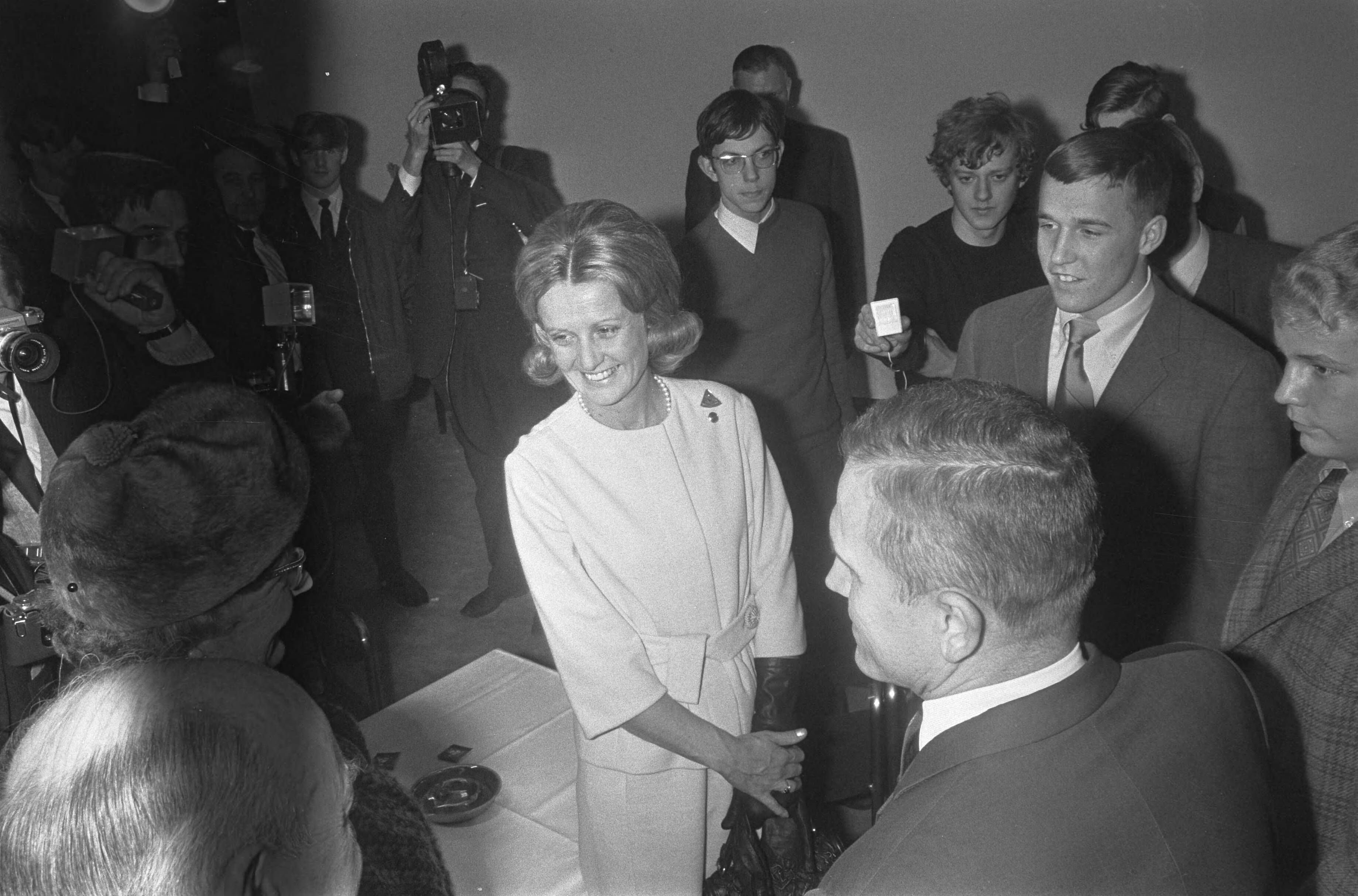 Fotocollectie Anefo — Ruimtevaarder Frank Borman (commandant van Apollo 8 ) in Congrescentrum te Den Haag familie Borman — Foto: Koch, Eric / Anefo. Licentie: Set B: Rechtenvrij / Publiek Domein. Bron: Nationaal Archief. http://hdl.handle.net/10648/ab5dc5f6-d0b4-102d-bcf8-003048976d84
