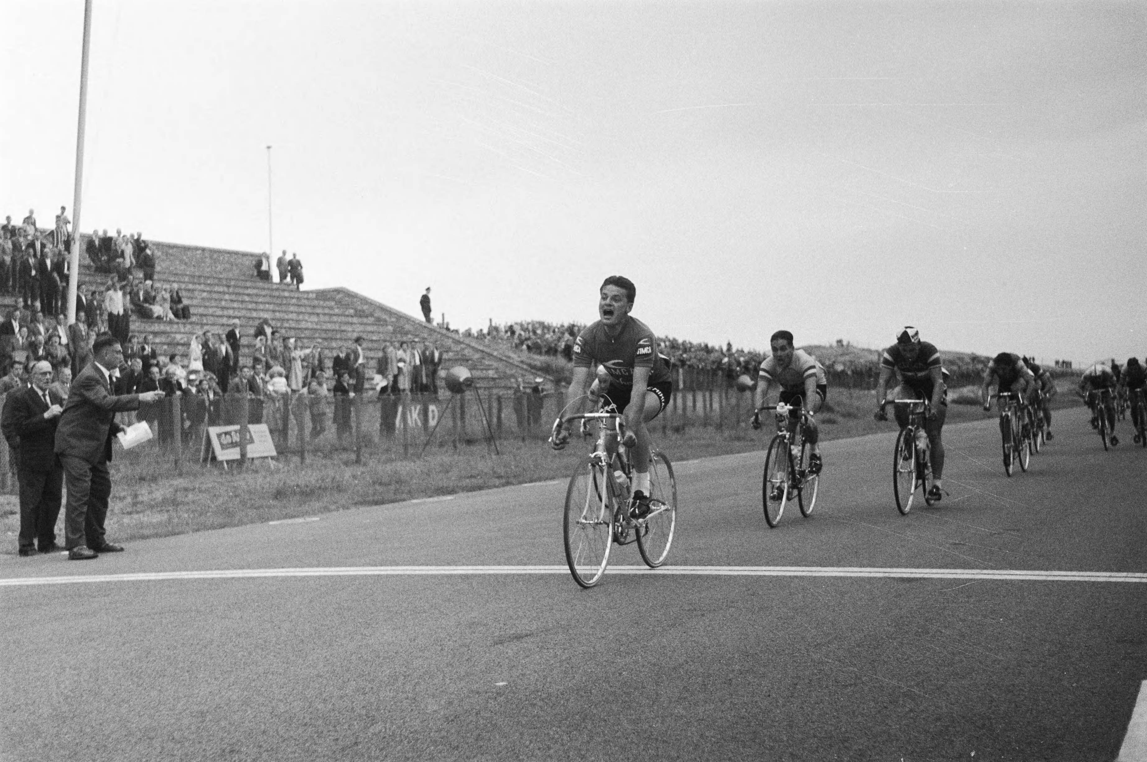 Fotocollectie Anefo — Finale van het Nederlandse kampioenschap wielrennen op de weg op het circuit van Zandvoort. Bas Maliepaard gaat het eerste over de streep — Foto: Pot, Harry / Anefo. Licentie: Set B: Rechtenvrij / Publiek Domein. Bron: Nationaal Archief. http://hdl.handle.net/10648/a9b59ab2-d0b4-102d-bcf8-003048976d84