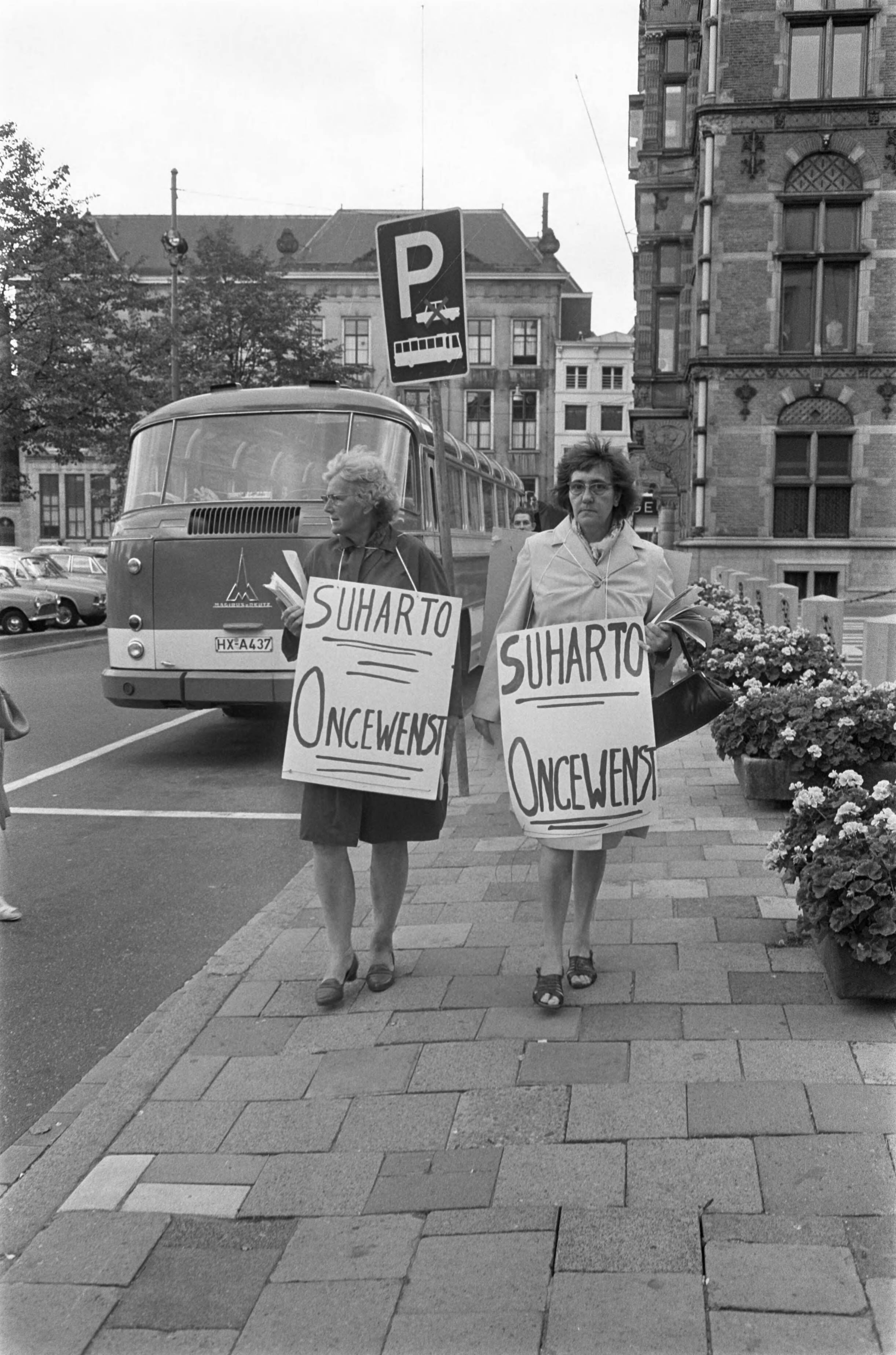 Fotocollectie Anefo — Anti-Soeharto demonstratie op Binnenhof te Den Haag; dames met borden — Foto: Koch, Eric / Anefo. Licentie: Set B: Rechtenvrij / Publiek Domein. Bron: Nationaal Archief. http://hdl.handle.net/10648/aba1b55e-d0b4-102d-bcf8-003048976d84