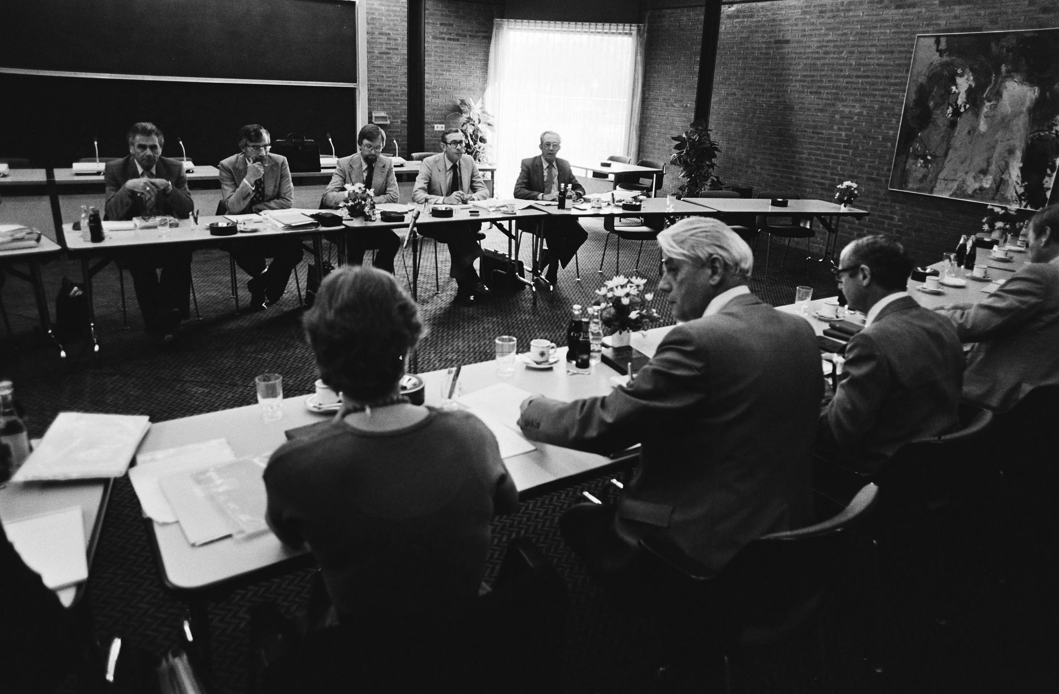 Fotocollectie Anefo — Overleg metaal CAO in Zoetermeer; op de voorgrond rechts FME-voorzitter 't Hart , op de achtergrond de vakbonden — Foto: Antonisse, Marcel / Anefo. Licentie: Set B: Rechtenvrij / Publiek Domein. Bron: Nationaal Archief. http://hdl.handle.net/10648/ace60154-d0b4-102d-bcf8-003048976d84