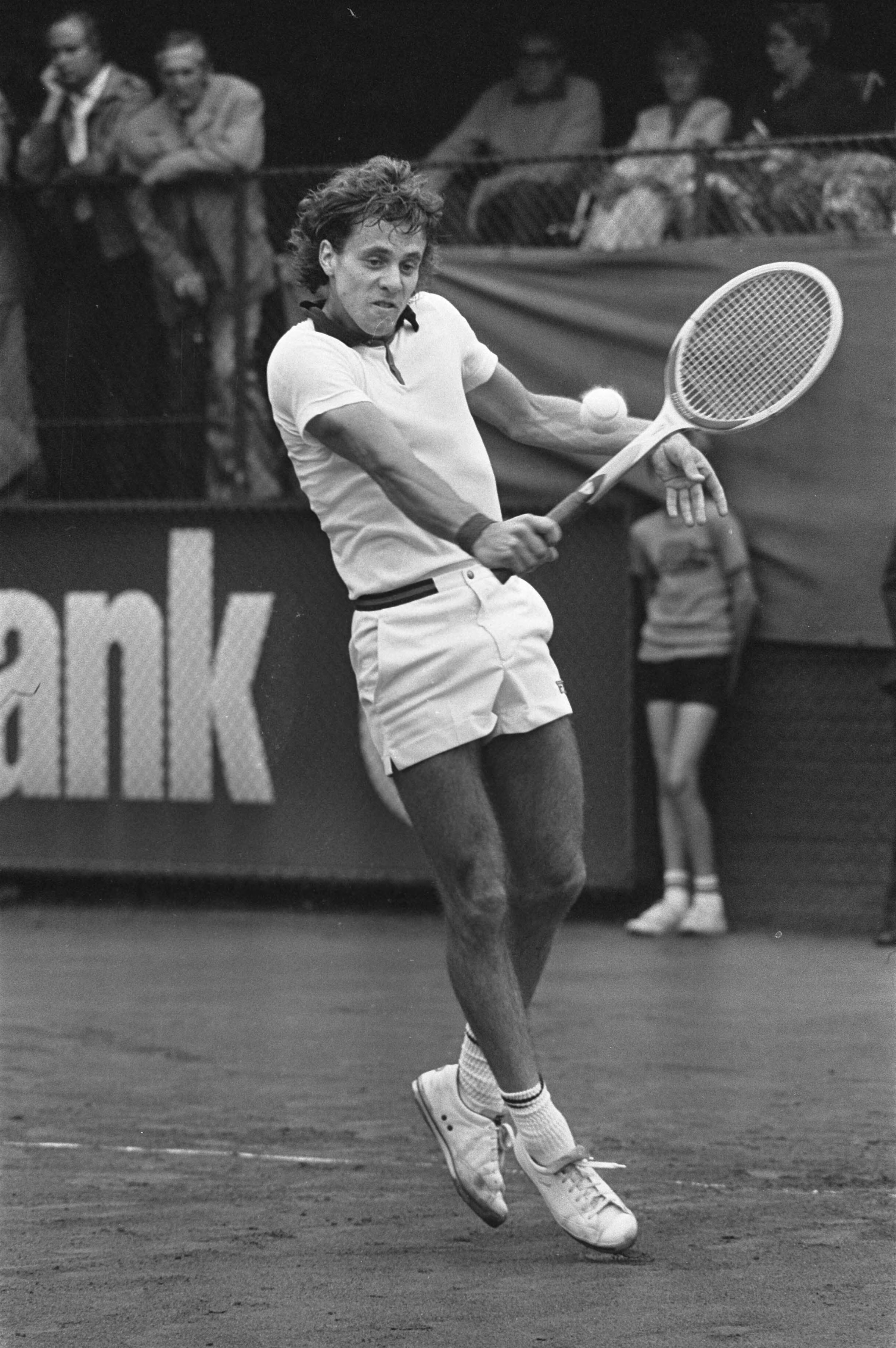 Internationale tenniskampioenschappen 1975 op het Melkhuisje in Hilversum — Pinner (West-Duitsland) in actie — Foto: Verhoeff, Bert / Anefo. Licentie: Set B: Rechtenvrij / Publiek Domein. Bron: Nationaal Archief. http://hdl.handle.net/10648/ac6de656-d0b4-102d-bcf8-003048976d84